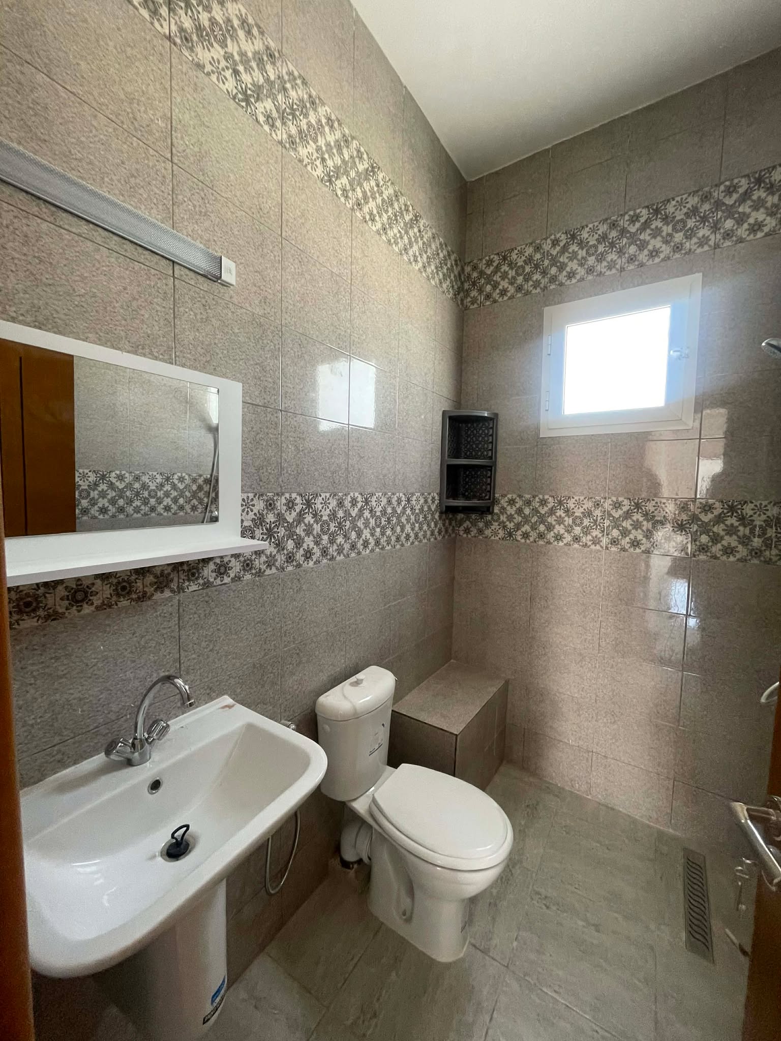 Hammam Chatt&nbsp;Hammam Chatt&nbsp;Location&nbsp;Appart. 2 pi�ces&nbsp;Etage de villa s2 jamais habit�  taher sfar