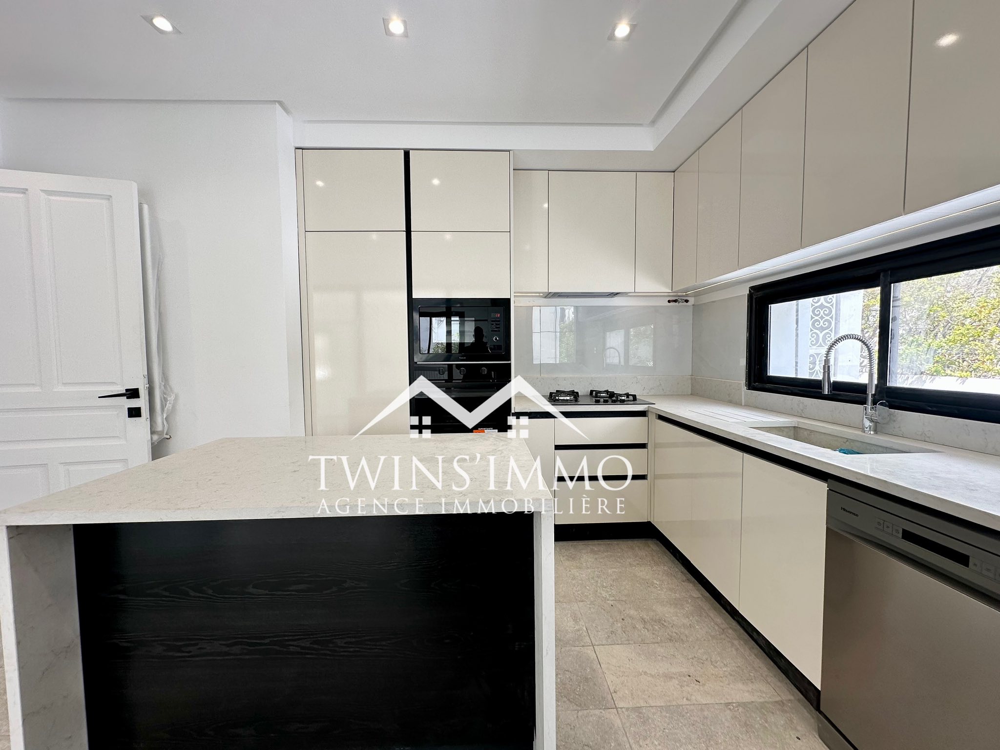 La Marsa&nbsp;Marsa Ennassim&nbsp;Location&nbsp;Maisons&nbsp;Villa s4 avec jardin � la marsa