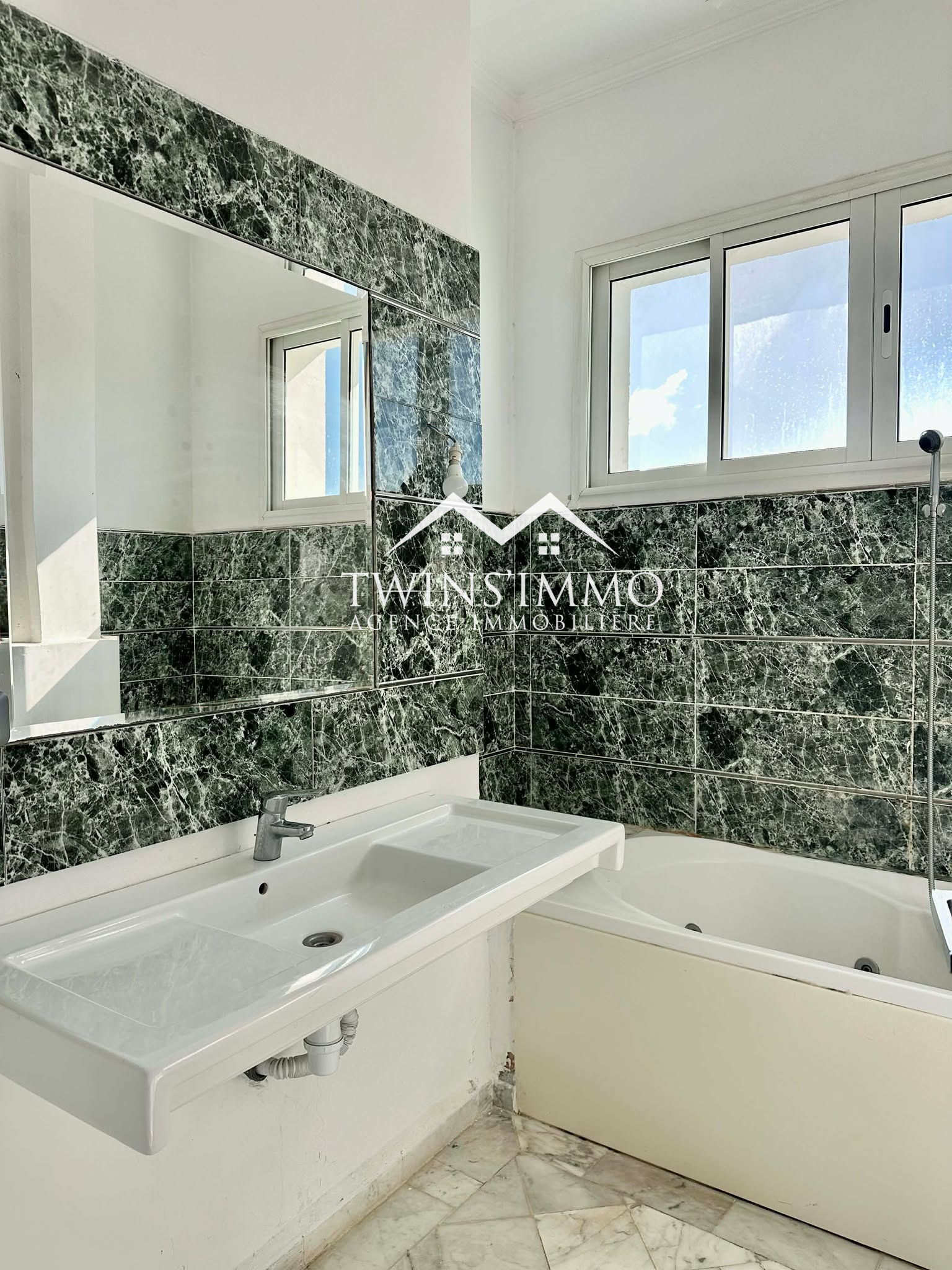 La Marsa&nbsp;Marsa Ennassim&nbsp;Location&nbsp;Appart. 3 pi�ces&nbsp;�tage de villa s3 meubl� � la marsa ville