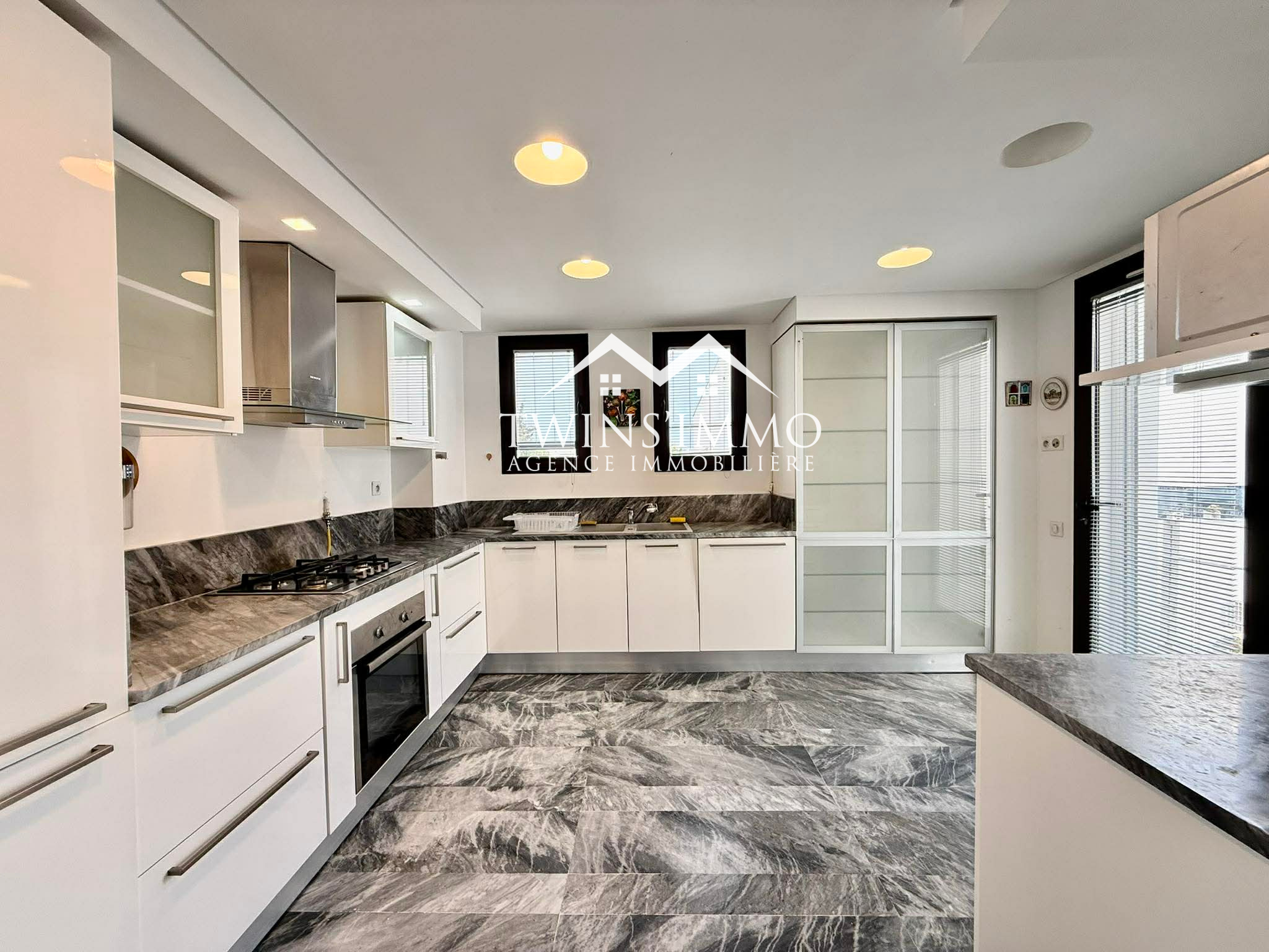 La Marsa&nbsp;Gammart&nbsp;Location&nbsp;Duplex&nbsp;Triplex meubl� avec piscine � gammarth