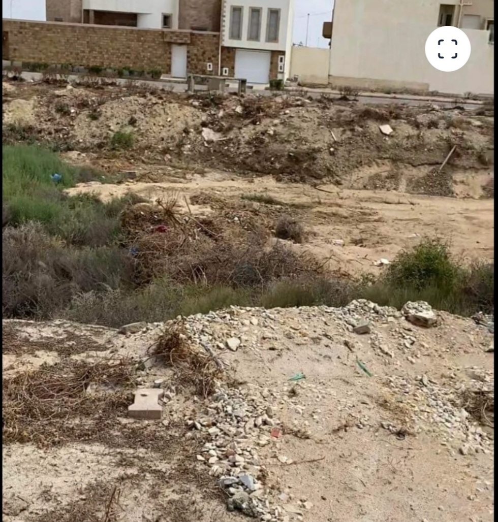 Soliman&nbsp;Soliman&nbsp;Terrain&nbsp;Terrain nu&nbsp;Terrain pied dans l'eau