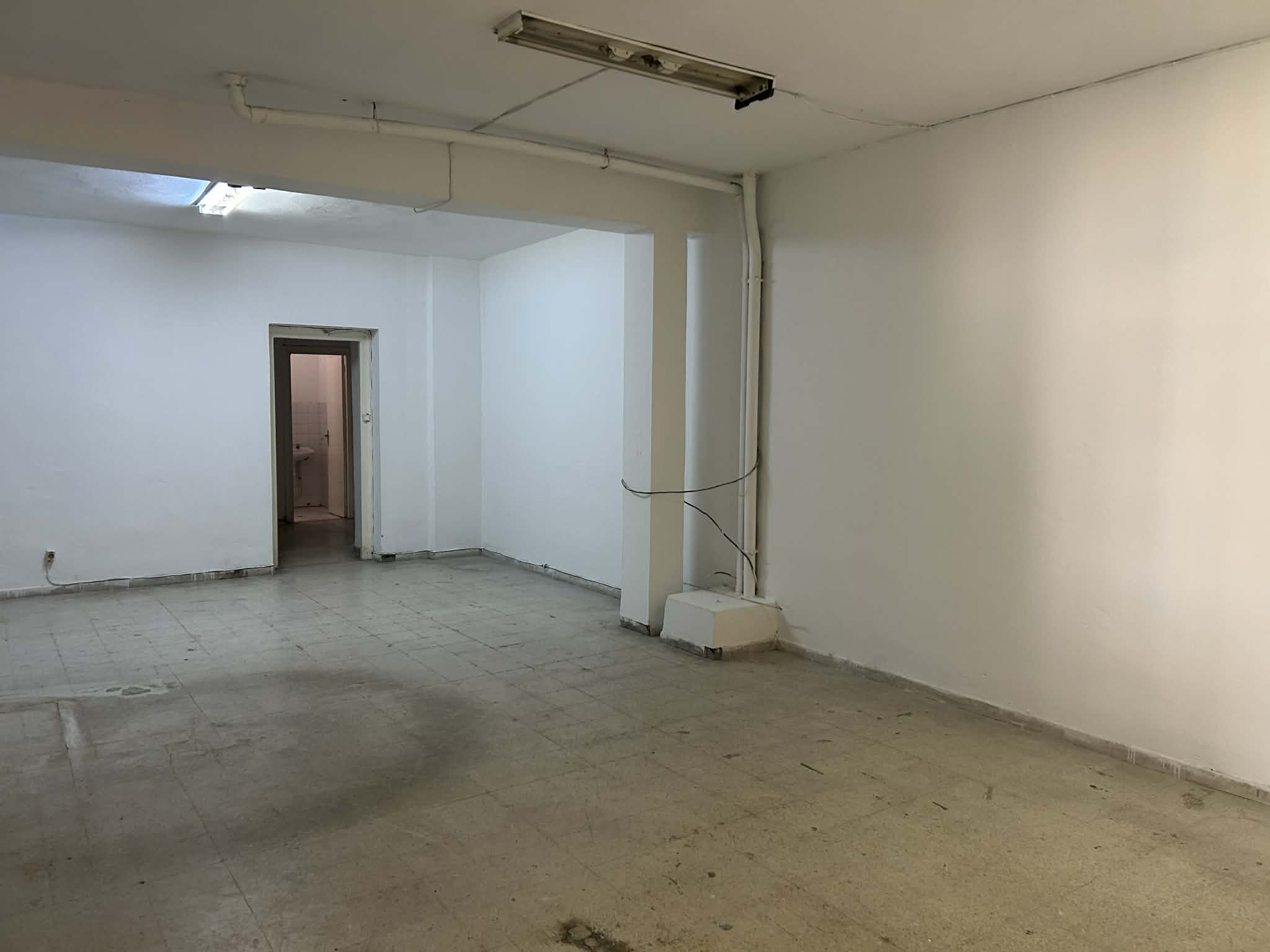 Bab Bhar&nbsp;Republique&nbsp;Vente&nbsp;Autre&nbsp;Local commercial centre ville avec place parking