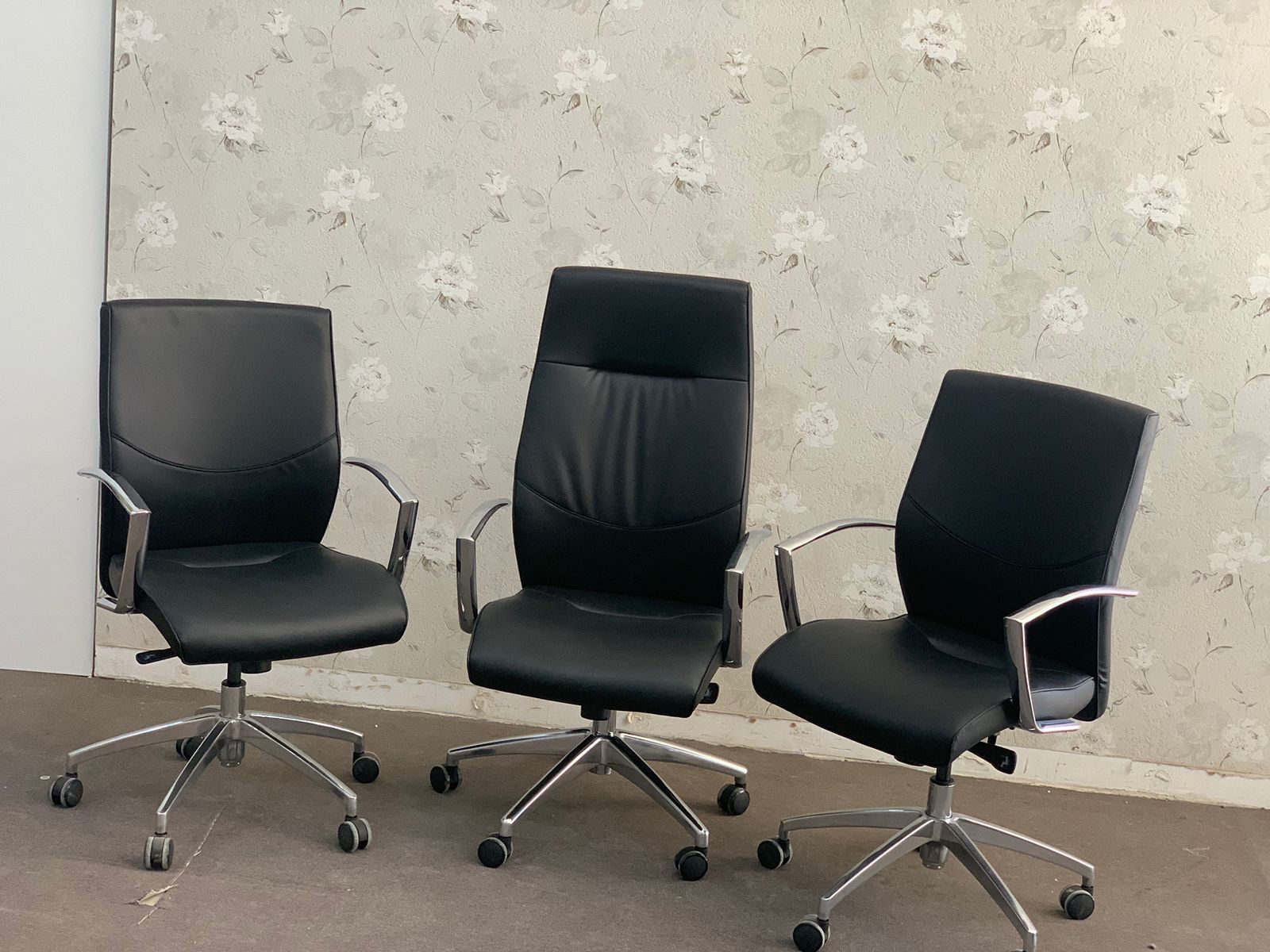 Raoued&nbsp;Ariana Essoughra&nbsp;Meubles de bureau&nbsp;Sieges de Bureau&nbsp;Si�ge direction avec deux siege visiteur neuf