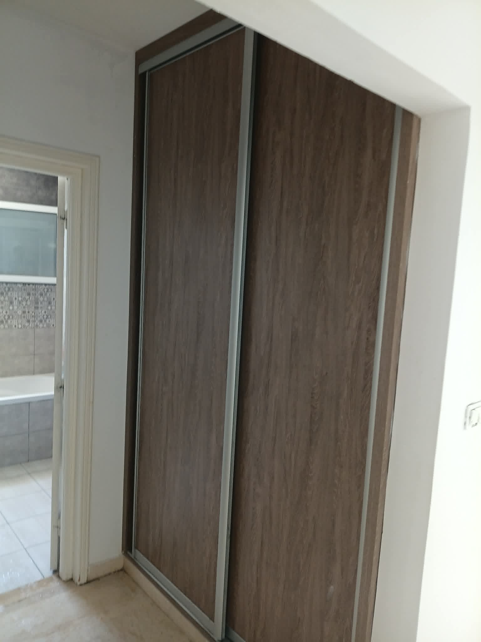 Ariana Ville&nbsp;Residence Ennour ( Naser 2)&nbsp;Location&nbsp;Appart. 4 pi�ces&nbsp;Rez de chauss�e de villa � jardin d el menzah