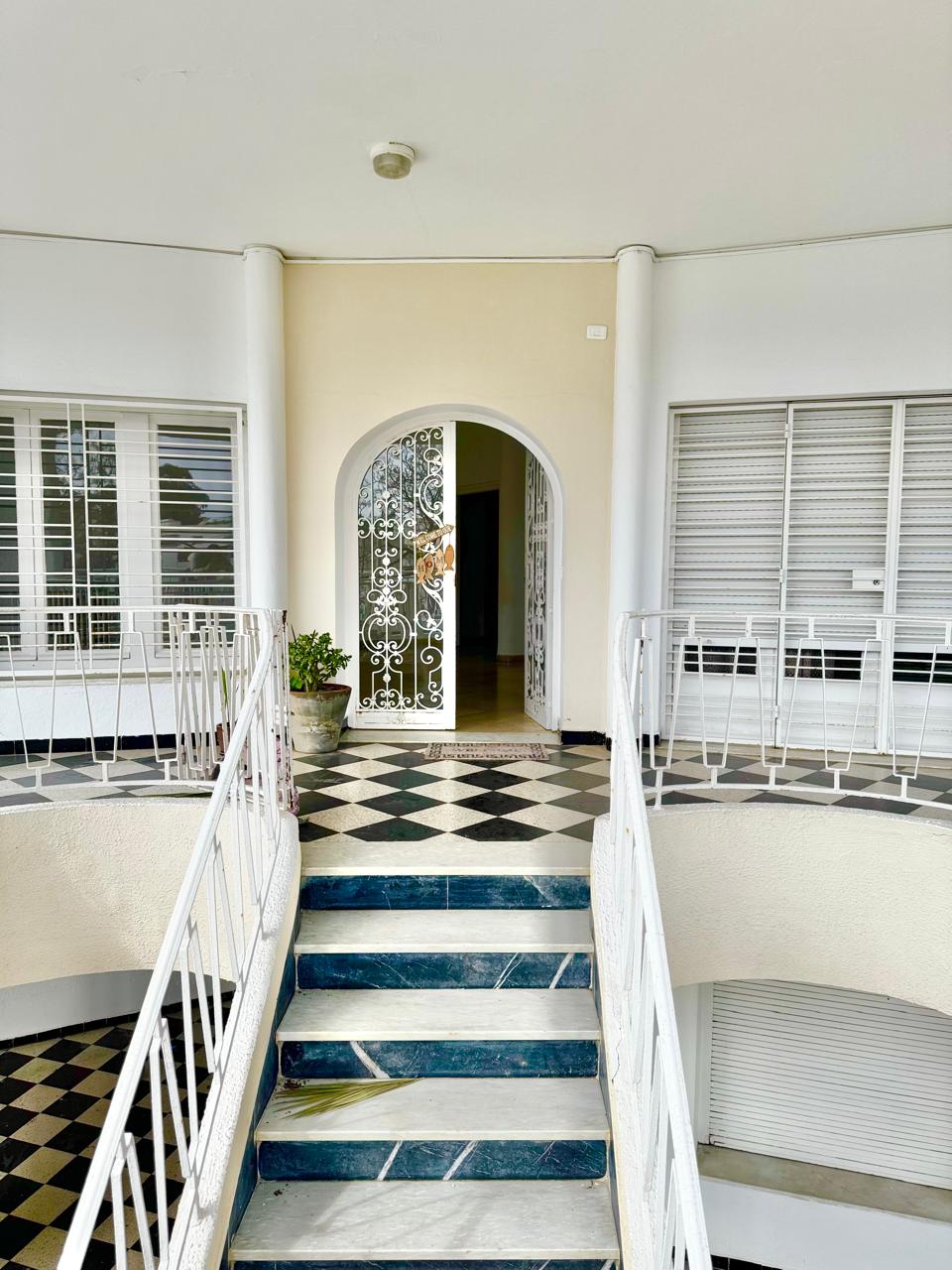 La Marsa&nbsp;Marsa Ennassim&nbsp;Location&nbsp;Appart. 4 pi�ces&nbsp;A usage bureautique une villa s4 avec jardin