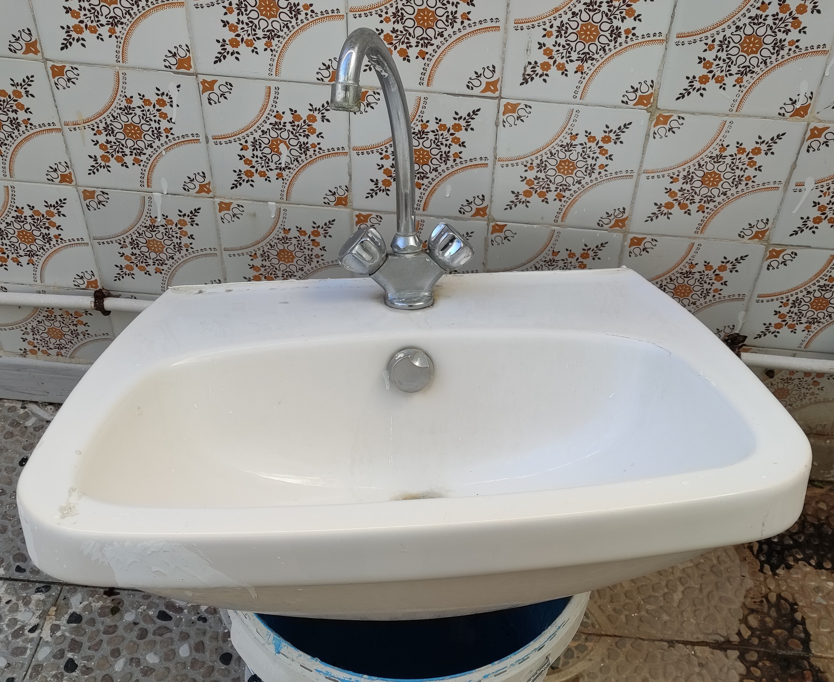 Dahmani&nbsp;Dahmani&nbsp;Meubles de cuisine et salle de bain&nbsp;Accessoires Salle de Bains&nbsp;Lavabo salle de bain bon �tat