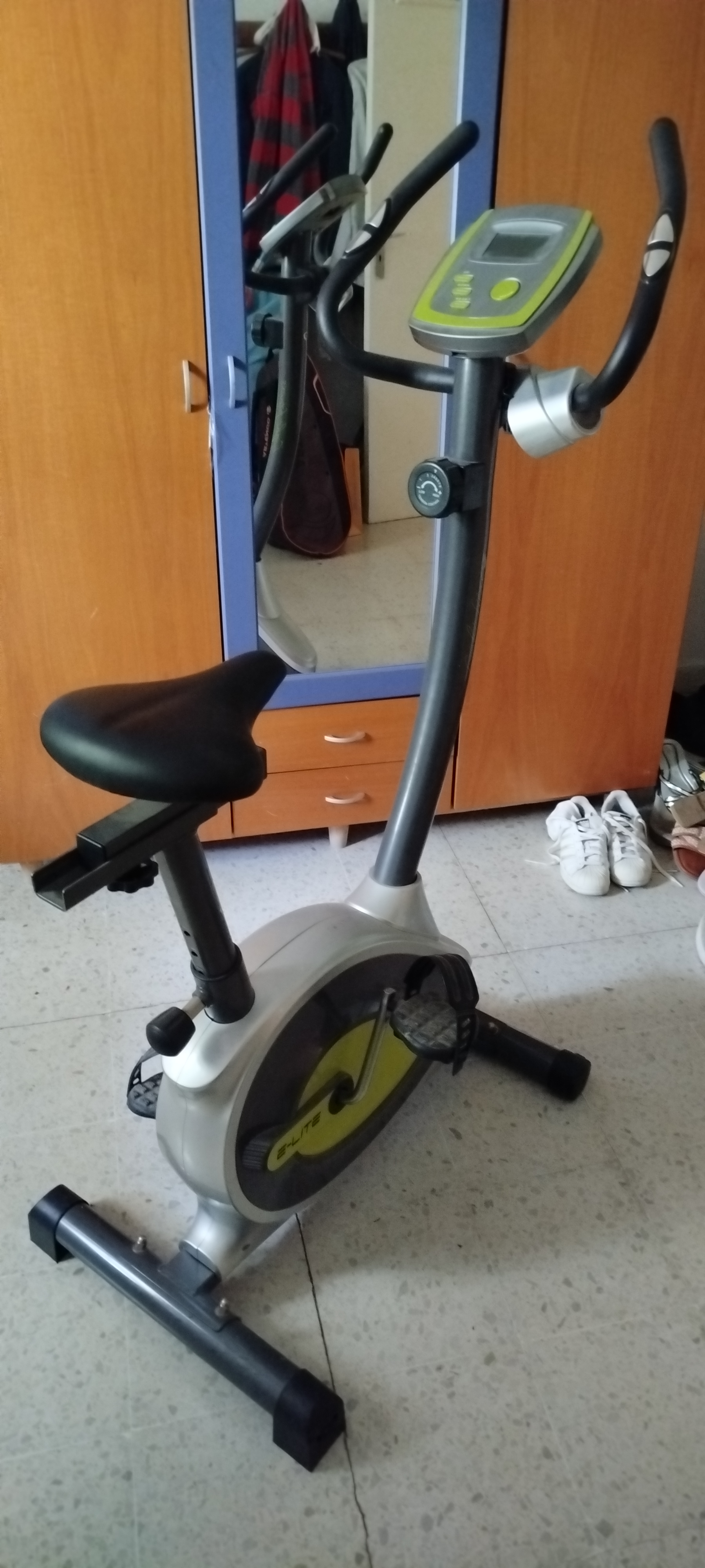 El Menzah&nbsp;Cite El Mahrajene&nbsp;Autre&nbsp;Autre&nbsp;Tapis et v�lo d'appartement