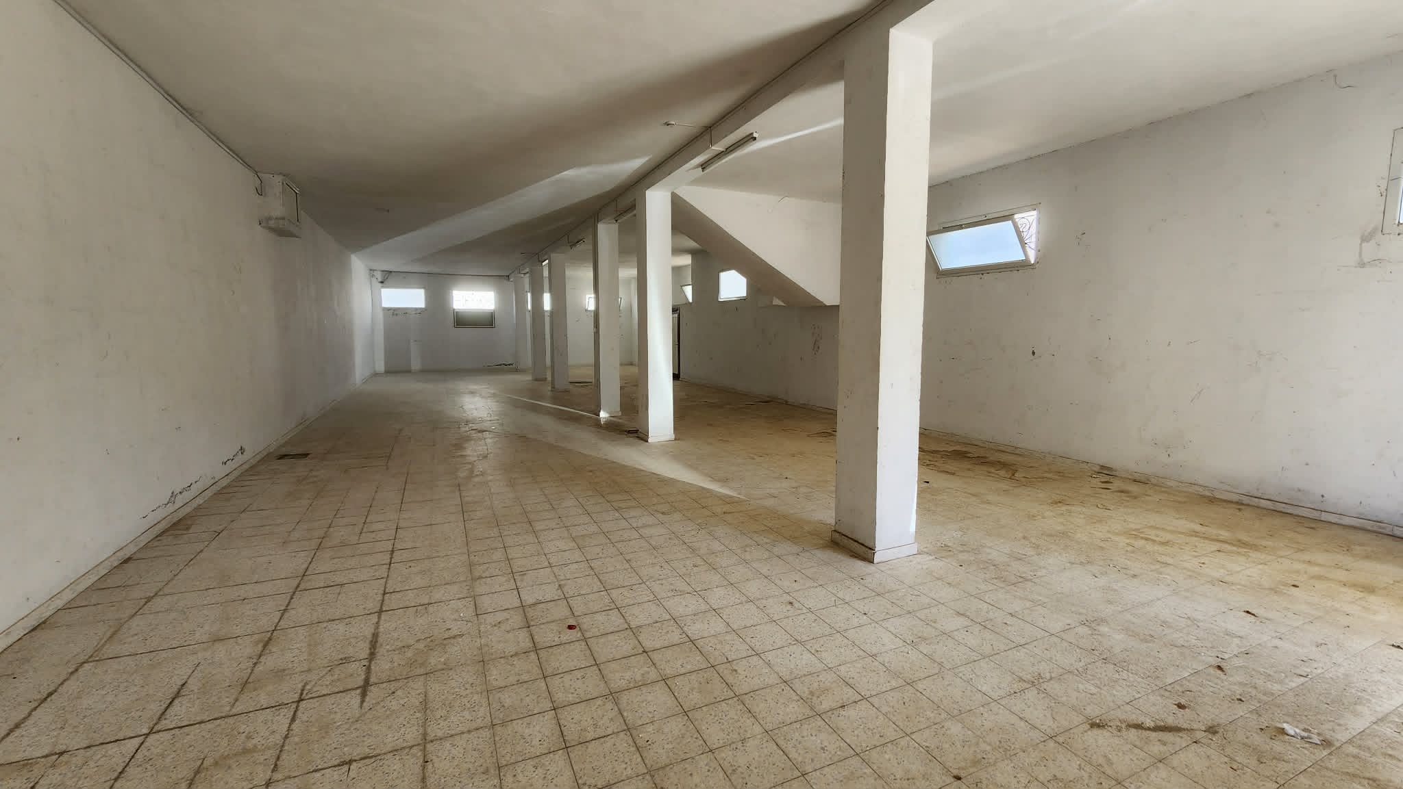 La Soukra&nbsp;La Soukra&nbsp;Bureaux & Commerces&nbsp;Atelier,Garage&nbsp;D�p�t de 230 m la soukra sidi fradj