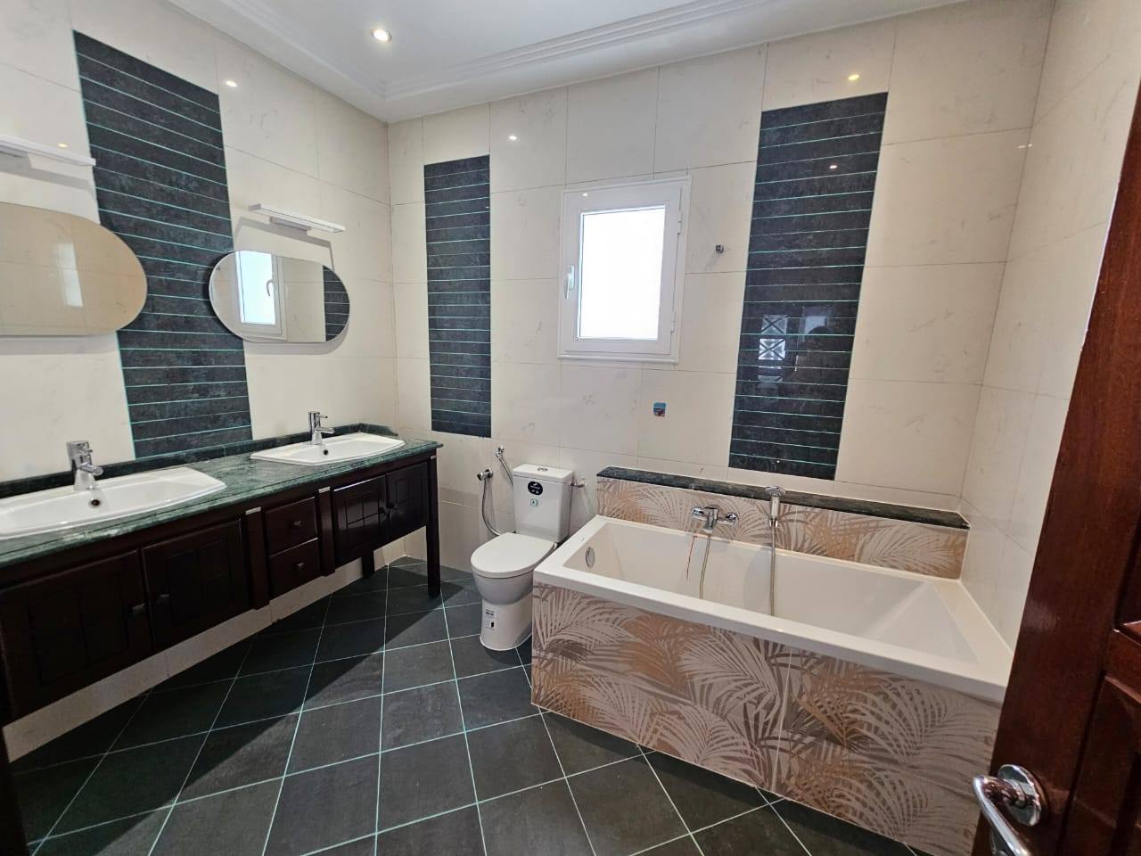 Ariana Ville&nbsp;Cite Ennasr 2&nbsp;Location&nbsp;Appart. 5 pi�ces+&nbsp;Etage de villa � ennaser2