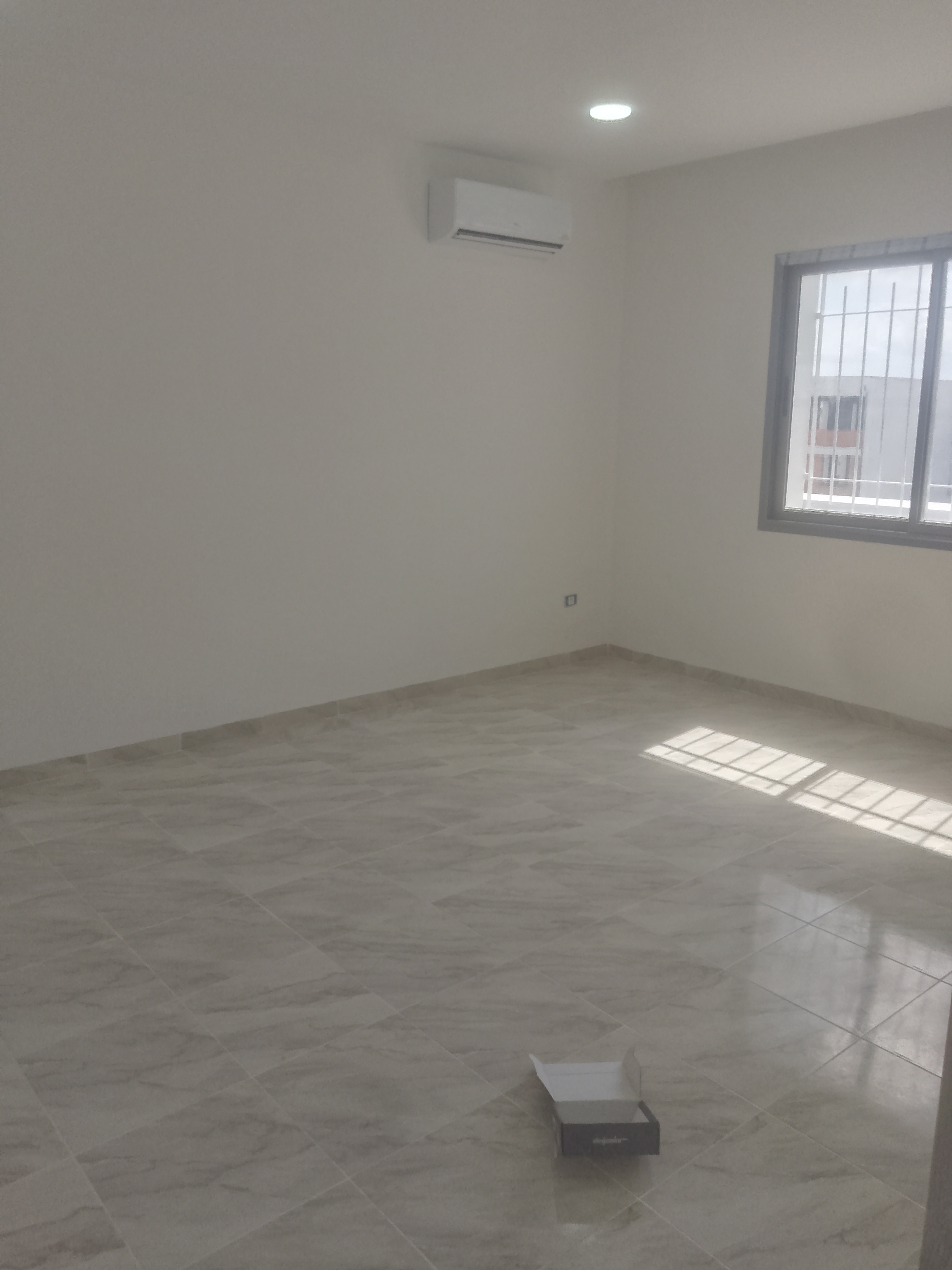 Cite El Khadra&nbsp;Zone urbaine nord&nbsp;Bureaux & Commerces&nbsp;Bureau&nbsp;Un bureau h plus 4 au centre urbain nord