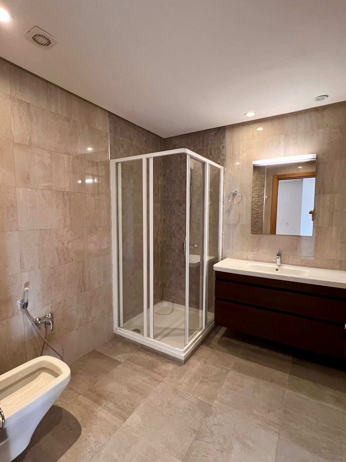 Ain Zaghouan&nbsp;Jardins de Carthage&nbsp;Location&nbsp;Appart. 4 pi�ces&nbsp;Bel appartement  avec  piscine jardin de carthage