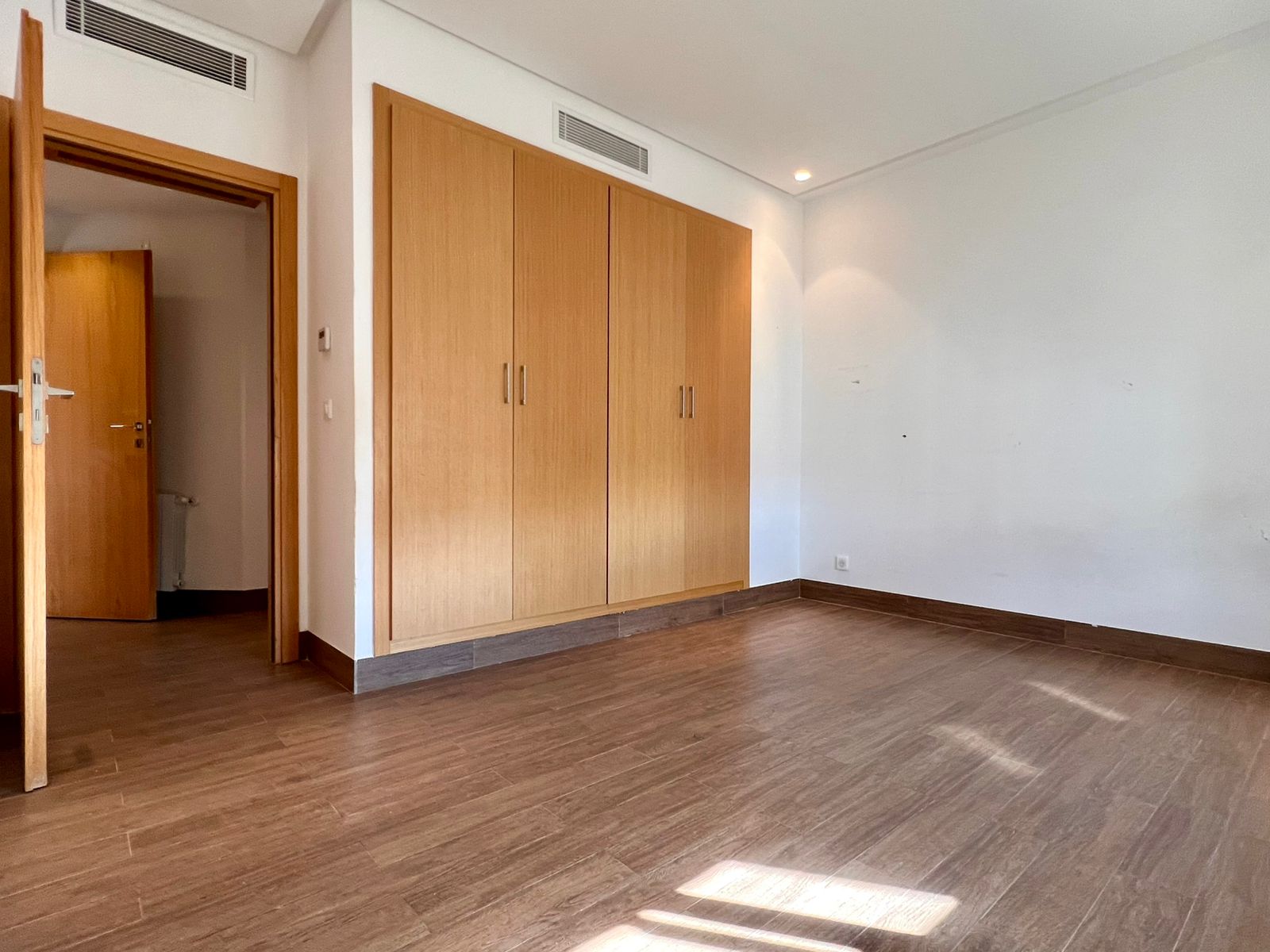 Ain Zaghouan&nbsp;Jardins de Carthage&nbsp;Location&nbsp;Appart. 4 pi�ces&nbsp;A l un bel appartement avec piscine et terrasse jc