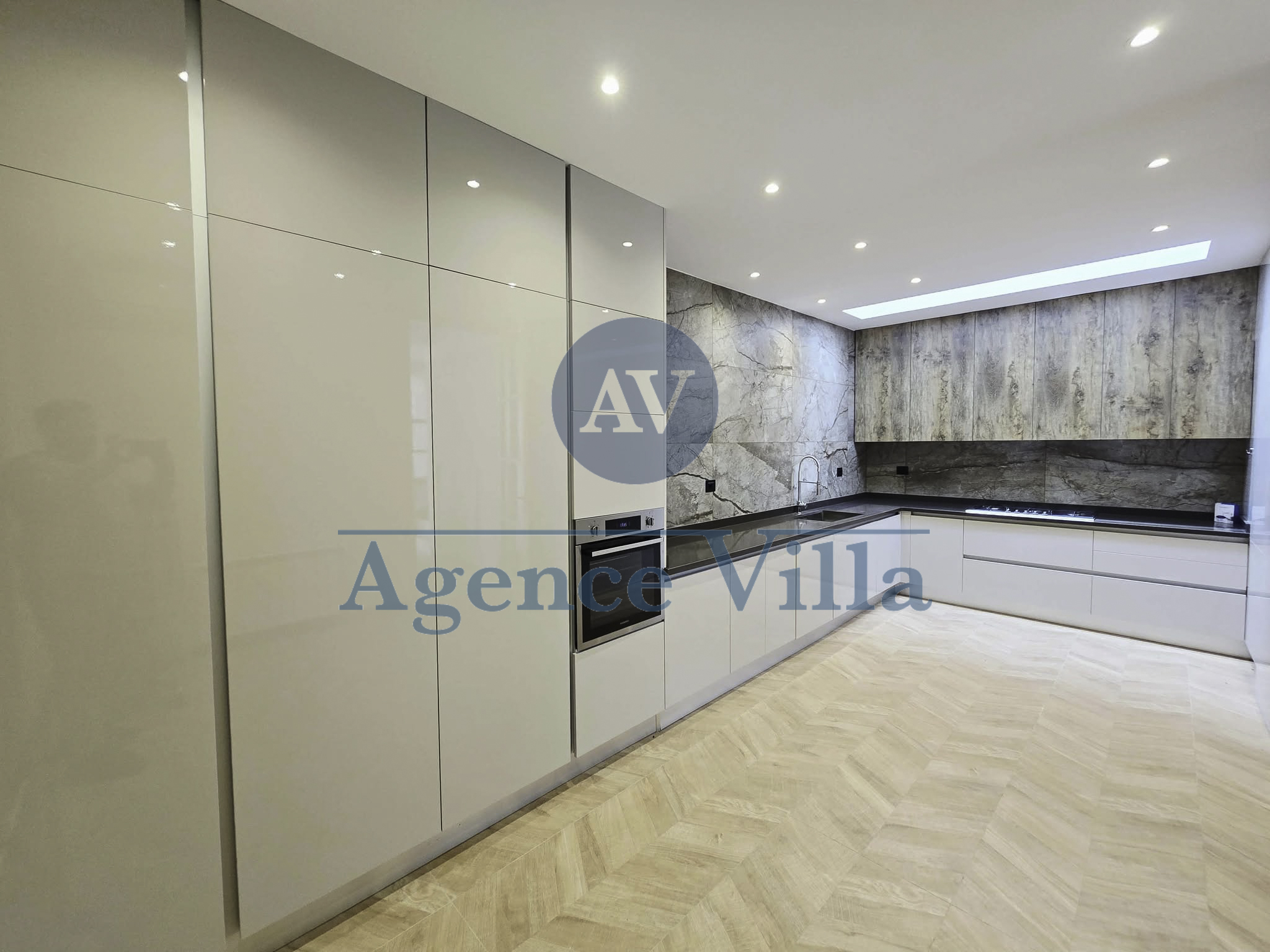 La Marsa&nbsp;Gammart&nbsp;Location&nbsp;Appart. 4 pi�ces&nbsp;Superbe villa moderne avec piscine � gammarth