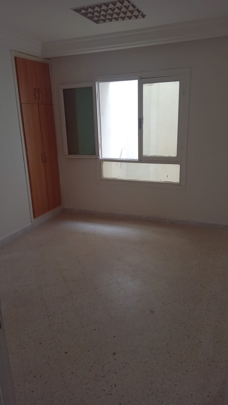 Bab Bhar&nbsp;Bab El Jazira&nbsp;Bureaux & Commerces&nbsp;Bureau&nbsp;Bureau entree et 5 pieces