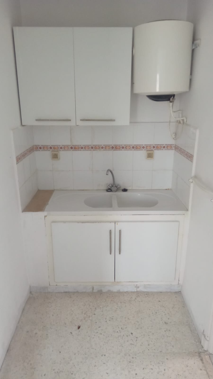 Bab Bhar&nbsp;Bab El Jazira&nbsp;Bureaux & Commerces&nbsp;Bureau&nbsp;Bureau entree et 5 pieces