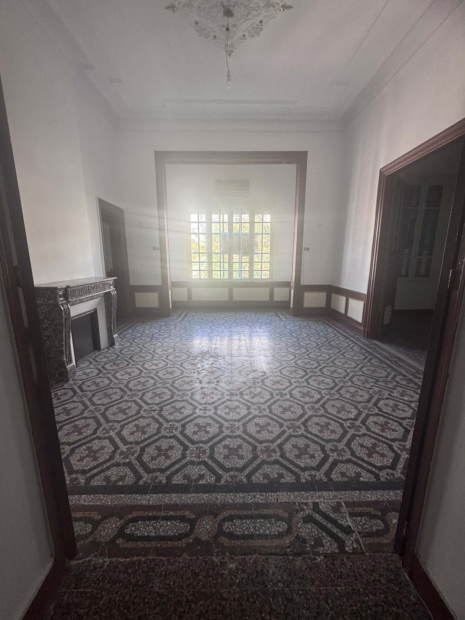 Bab Bhar&nbsp;Bab Bhar&nbsp;Vente&nbsp;Appart. 5 pi�ces+&nbsp;Un grand appartement � la rue d'angleterre