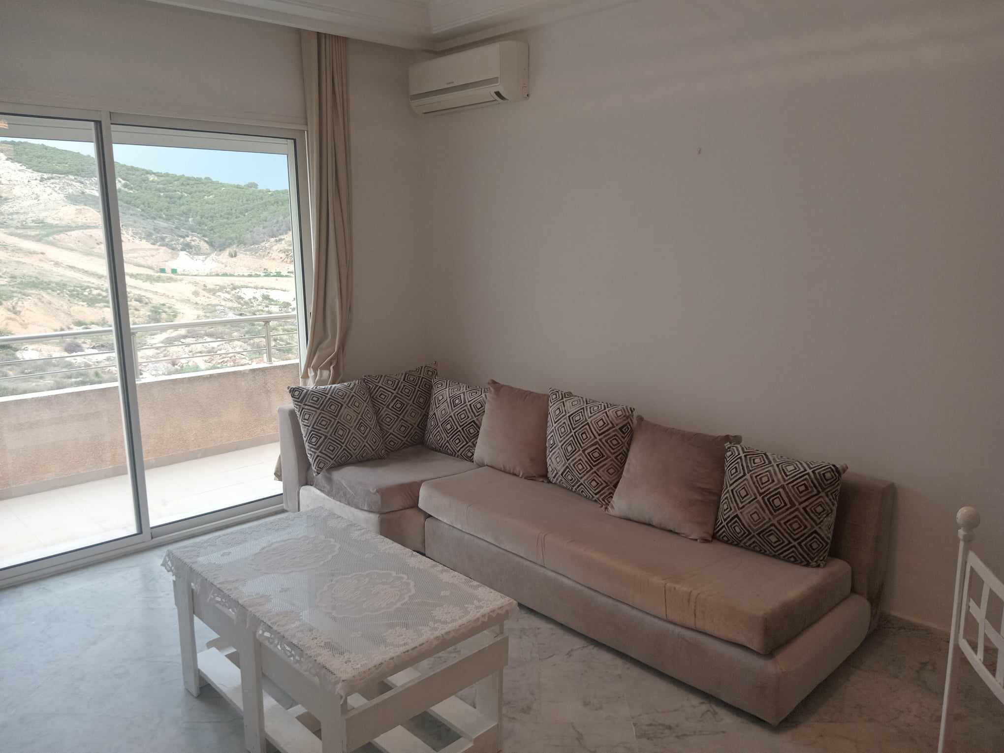 Ariana Ville&nbsp;Cite Ennasr 2&nbsp;Location&nbsp;Appart. 1 pi�ce&nbsp;S1 meubl� hs avec terrasse spacieuse � ennasr 2