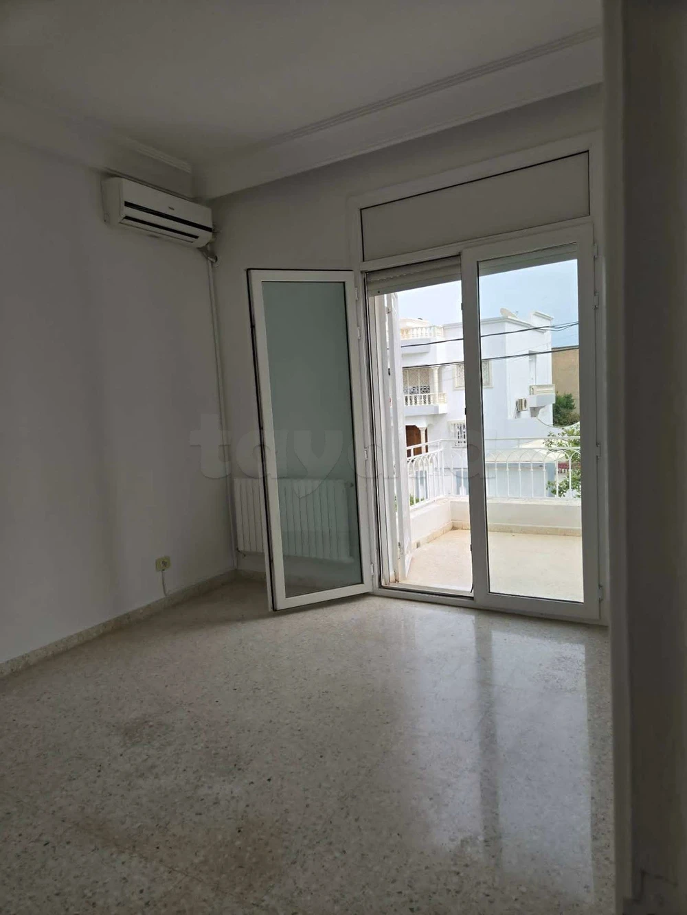 El Menzah&nbsp;El Menzah 4&nbsp;Location&nbsp;Appart. 5 pi�ces+&nbsp;Un vaste �tage de villa s5  � menzah4