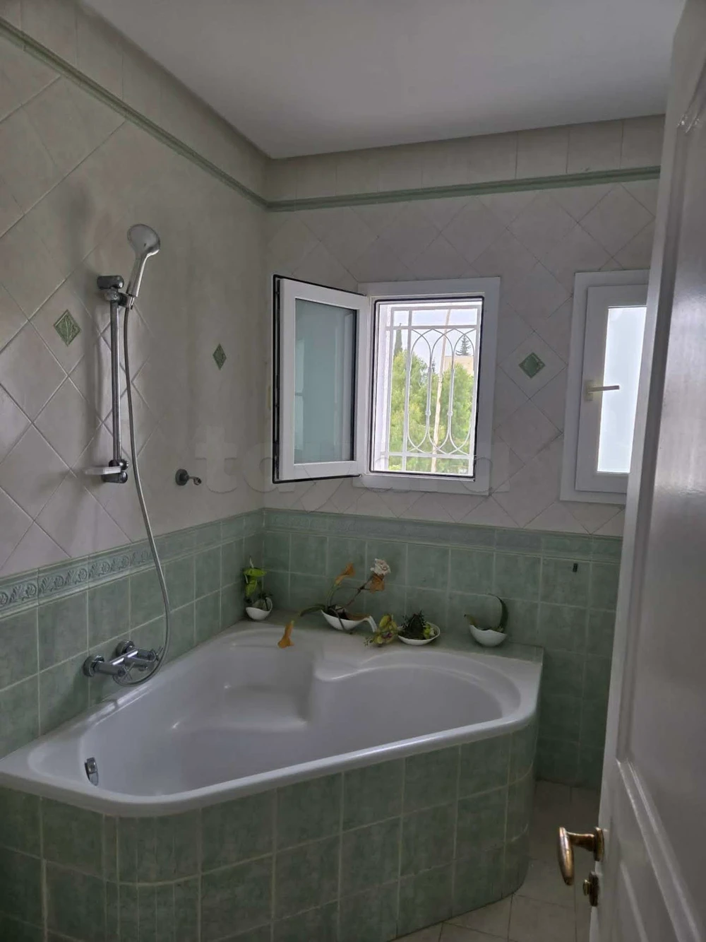El Menzah&nbsp;El Menzah 4&nbsp;Location&nbsp;Appart. 5 pi�ces+&nbsp;Un vaste �tage de villa s5  � menzah4
