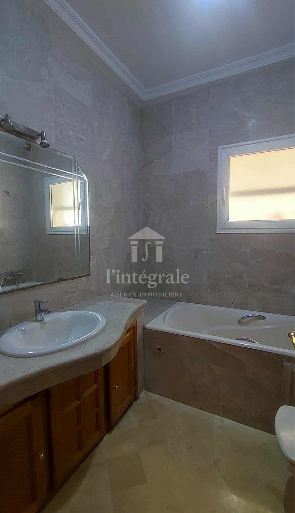 Ariana Ville&nbsp;Cite Ennasr 2&nbsp;Location&nbsp;Appart. 4 pi�ces&nbsp;S3 rez de chauss�e avec place parking