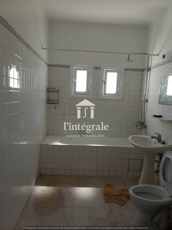 Ariana Ville&nbsp;El Menzah 6&nbsp;Location&nbsp;Maisons&nbsp;Triplex s4 avec terrasse