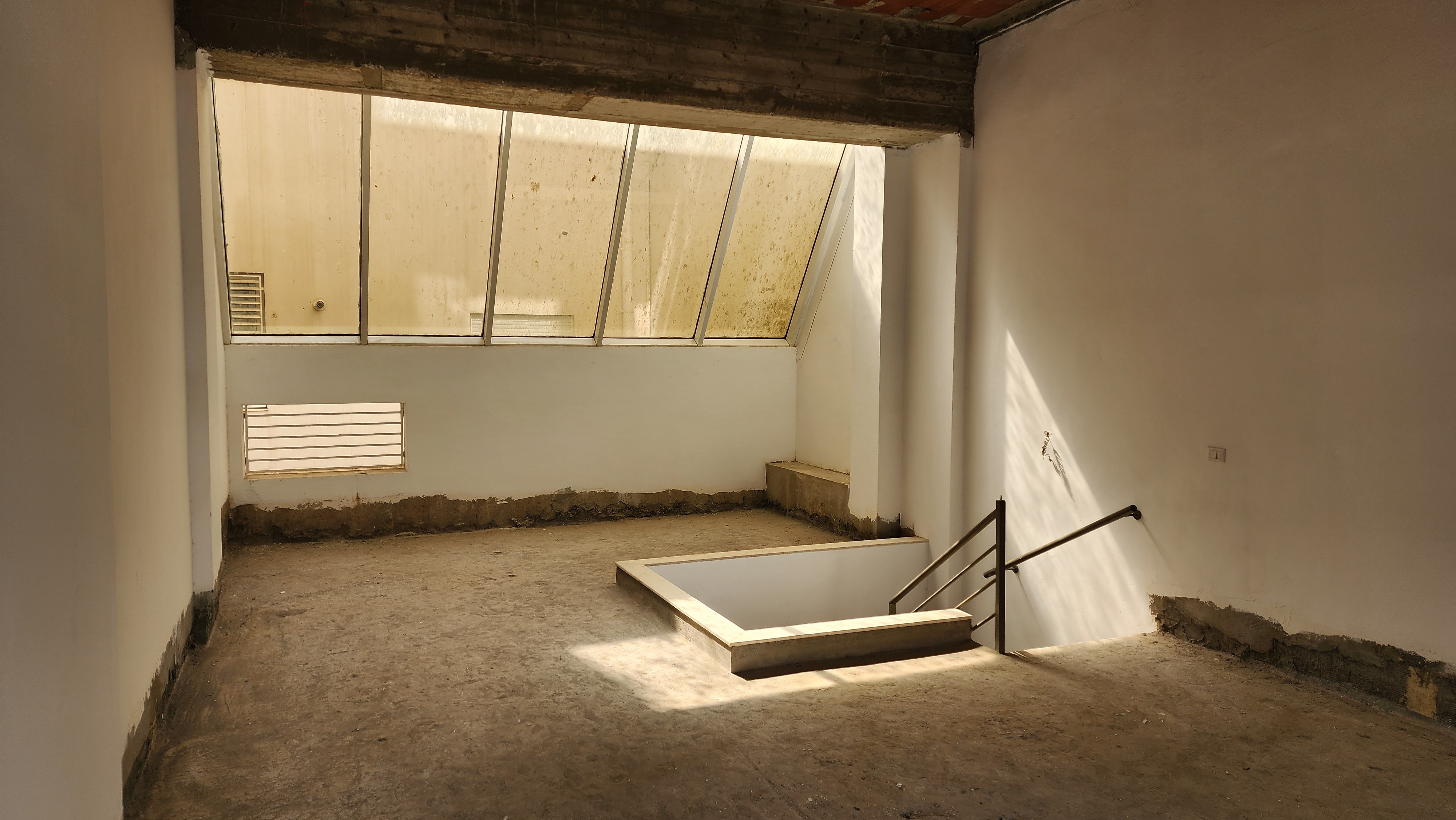 Ariana Ville&nbsp;Cite Ennasr 2&nbsp;Bureaux & Commerces&nbsp;Surfaces&nbsp;Magasin 180m ennasr