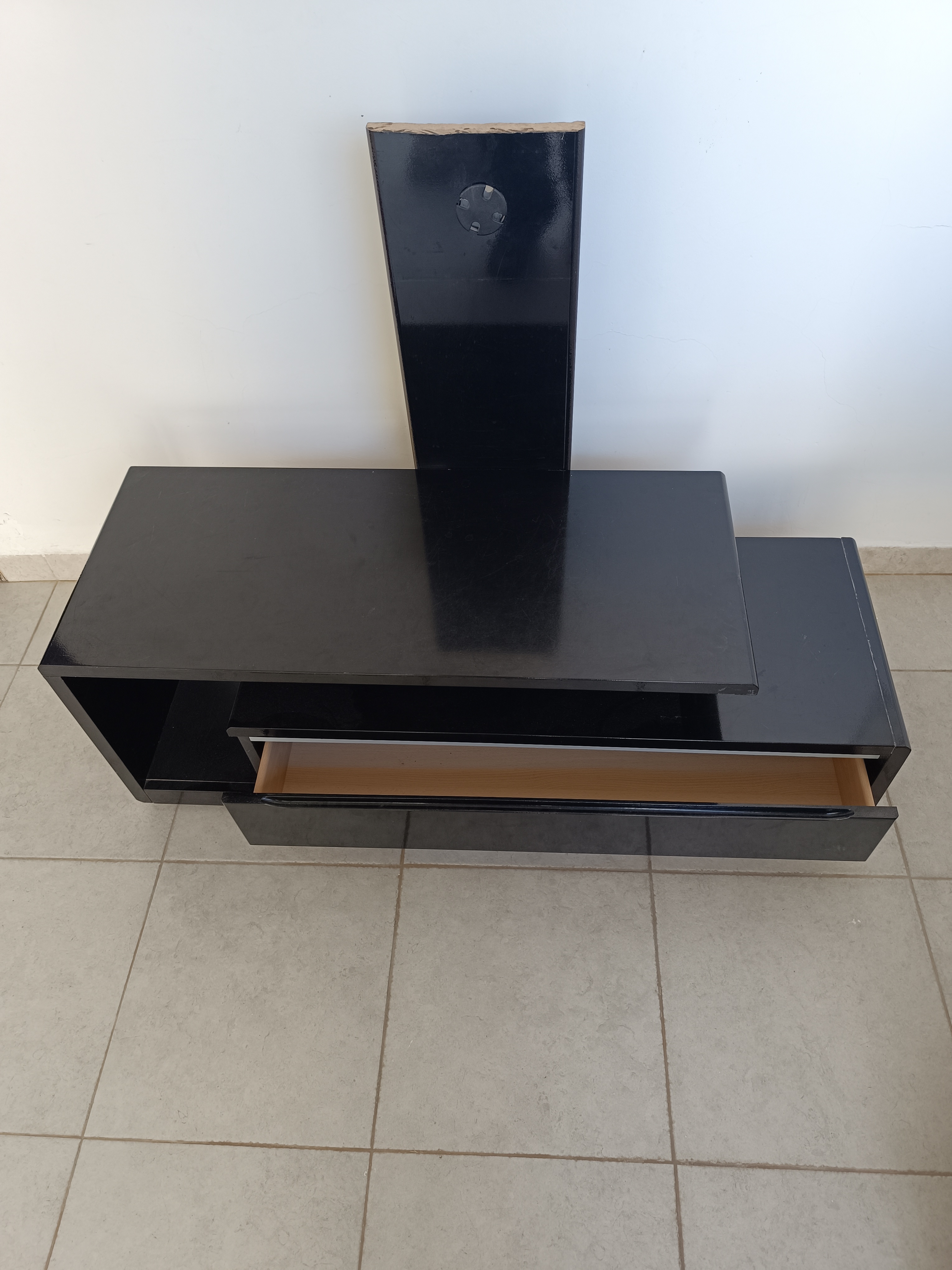 La Soukra&nbsp;Borj Louzir&nbsp;Autres meubles&nbsp;Autres&nbsp;Meuble tv en tr�s bon �tat