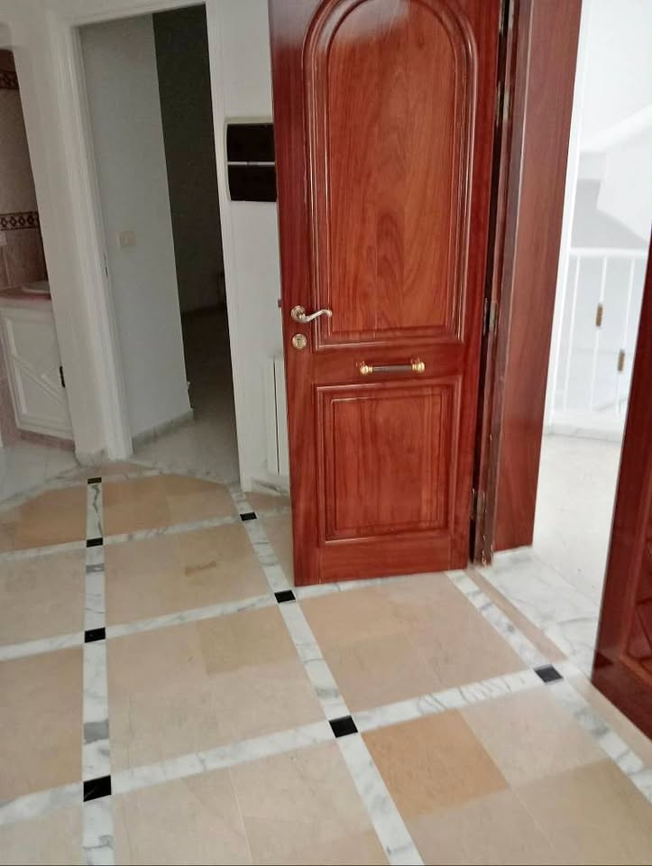 Ariana Ville&nbsp;Centre Commercial Ikram&nbsp;Location&nbsp;Appart. 3 pi�ces&nbsp;Un spacieux �tage de villa