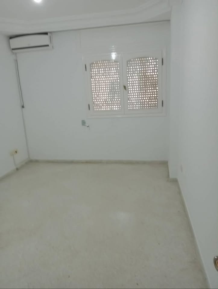 Ariana Ville&nbsp;Centre Commercial Ikram&nbsp;Location&nbsp;Appart. 3 pi�ces&nbsp;Un spacieux �tage de villa