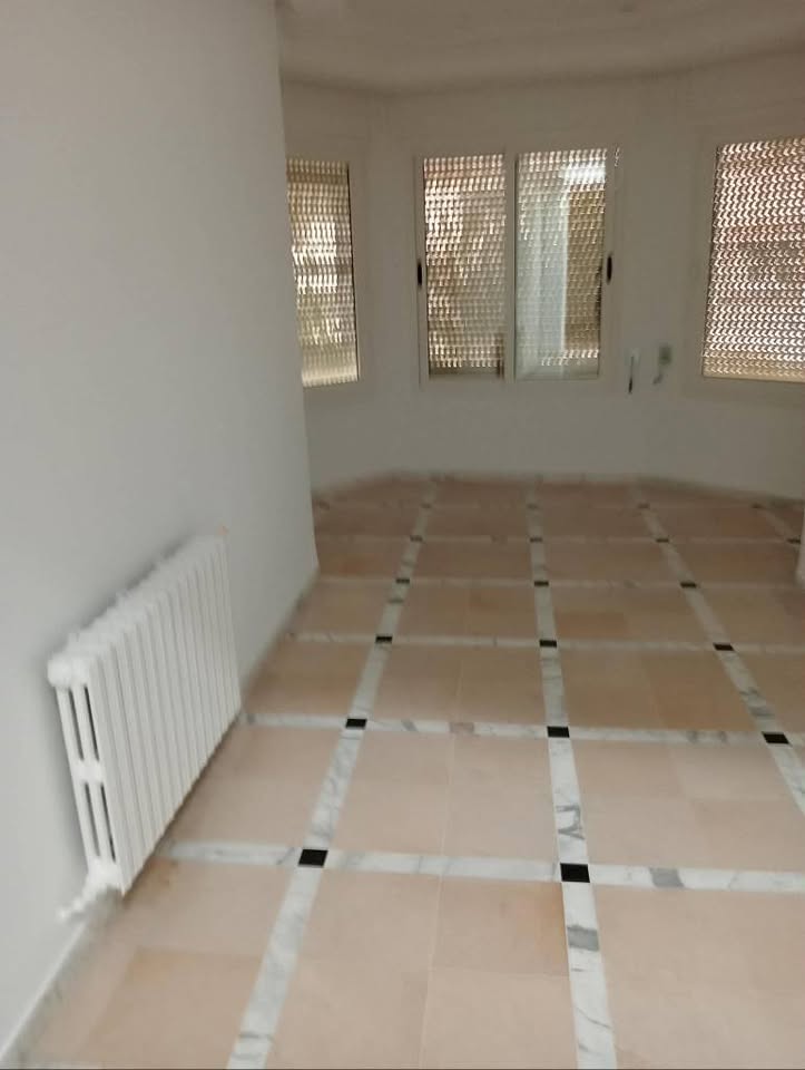 Ariana Ville&nbsp;Centre Commercial Ikram&nbsp;Location&nbsp;Appart. 3 pi�ces&nbsp;Un spacieux �tage de villa