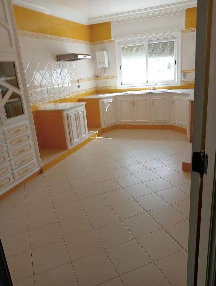 Ariana Ville&nbsp;Centre Commercial Ikram&nbsp;Location&nbsp;Appart. 3 pi�ces&nbsp;Un spacieux �tage de villa