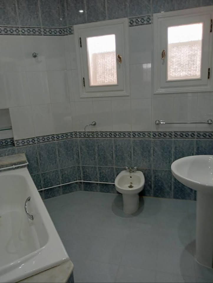 Ariana Ville&nbsp;Centre Commercial Ikram&nbsp;Location&nbsp;Appart. 3 pi�ces&nbsp;Un spacieux �tage de villa