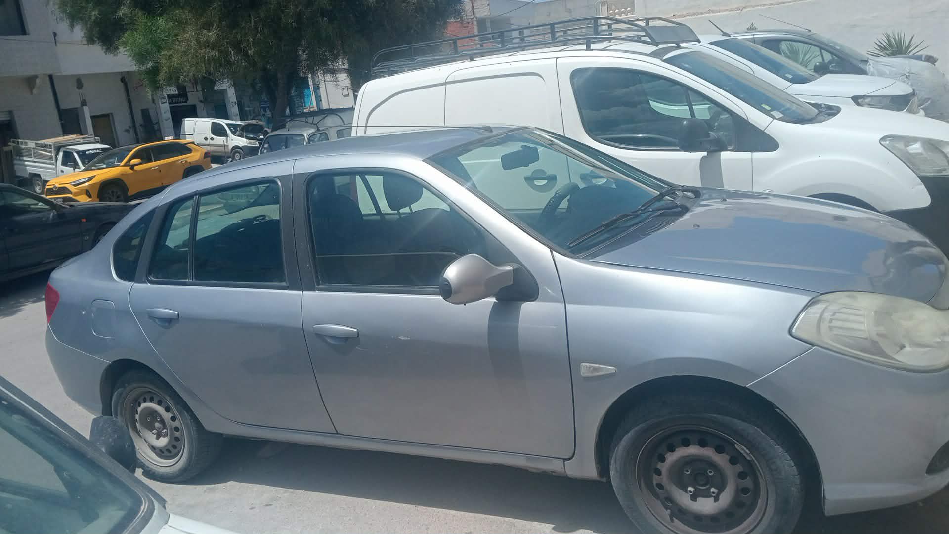 El Mourouj&nbsp;El Mourouj&nbsp;Renault&nbsp;Symbol&nbsp;Voiture tr�s bon �tat