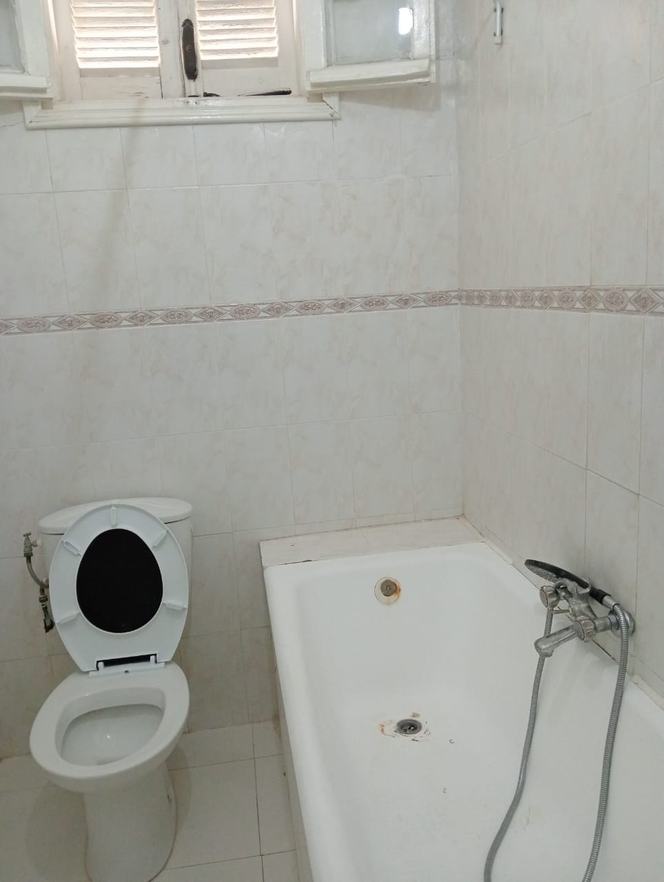 Le Bardo&nbsp;Ksar Said&nbsp;Location&nbsp;Appart. 5 pi�ces+&nbsp;Etage de villa a ksar said