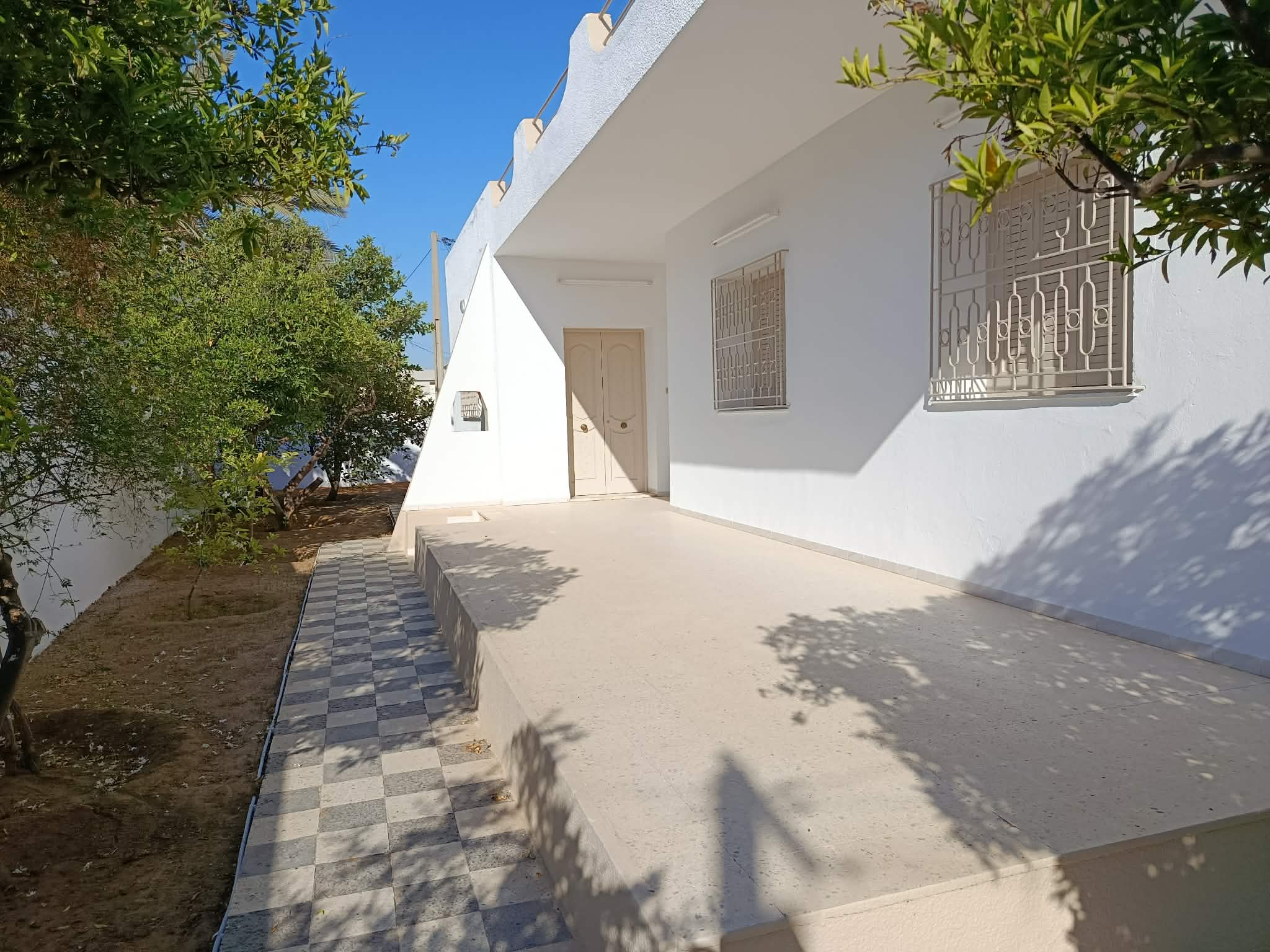 Sfax Est&nbsp;Cite El Habib&nbsp;Location&nbsp;Maisons&nbsp;Villa avec garage et jardin  residence familiale