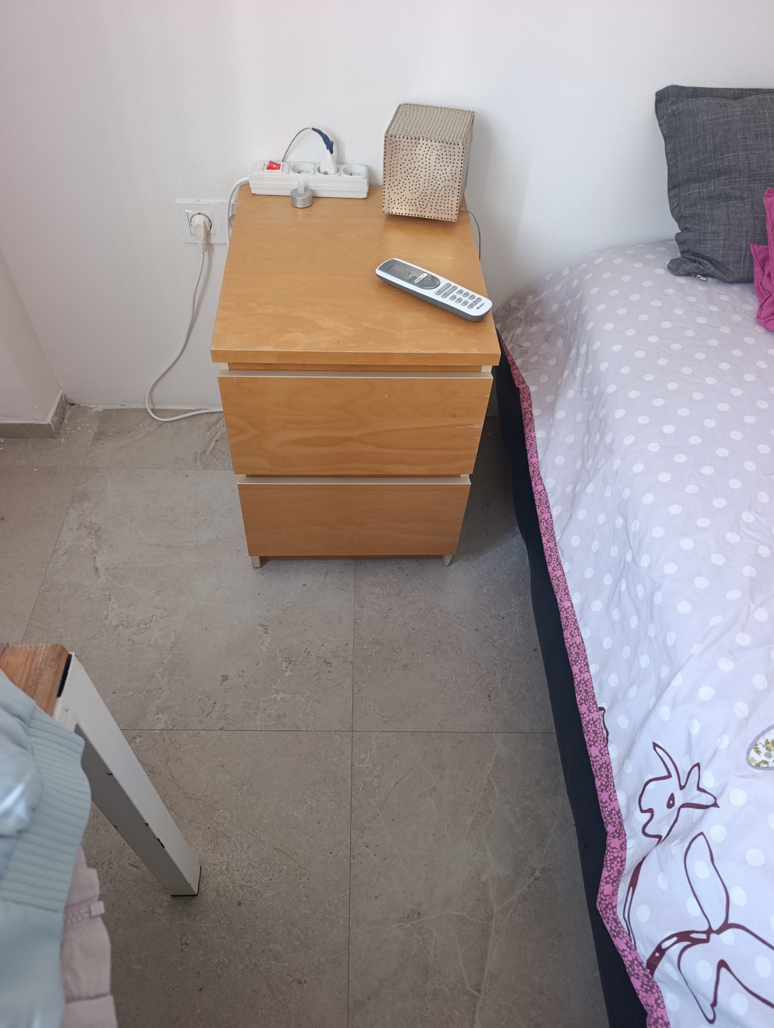 El Menzah&nbsp;Mutuelle Ville&nbsp;Chambres � coucher&nbsp;Table de nuit&nbsp;Les deux tables de nuit ikea