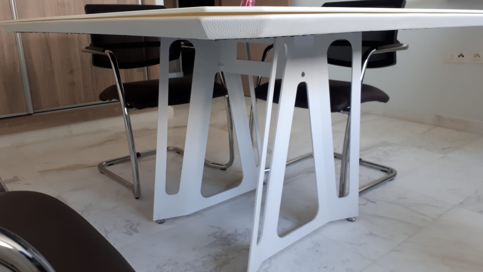 Le Bardo&nbsp;Le Bardo&nbsp;Meubles de bureau&nbsp;Bureaux - Tables&nbsp;Table de r�union et 4 chaises