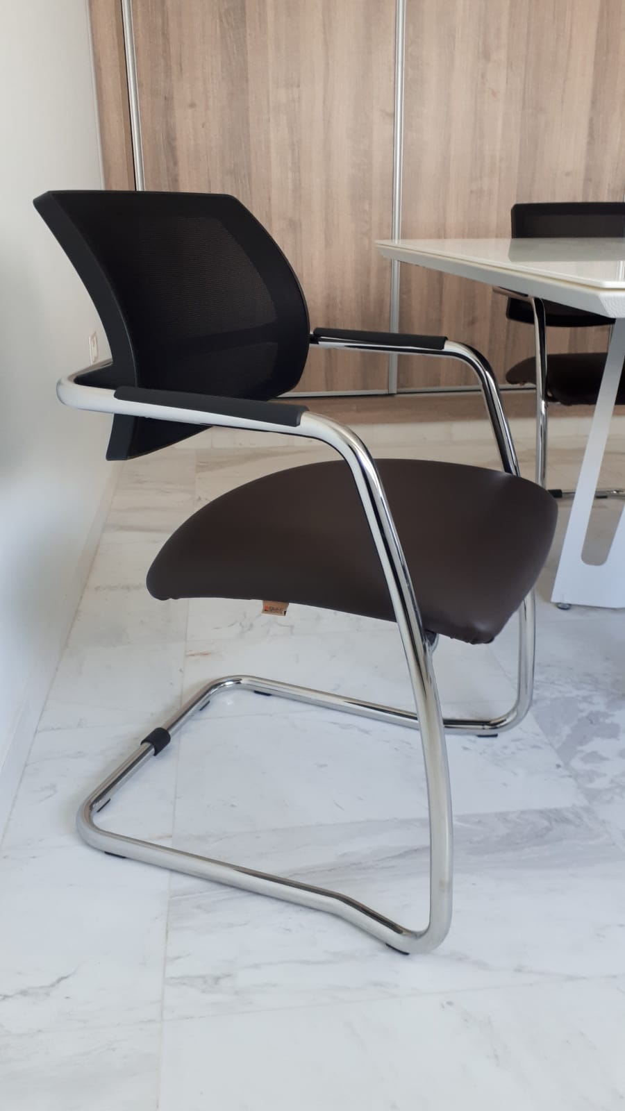 Le Bardo&nbsp;Le Bardo&nbsp;Meubles de bureau&nbsp;Bureaux - Tables&nbsp;Table de r�union et 4 chaises