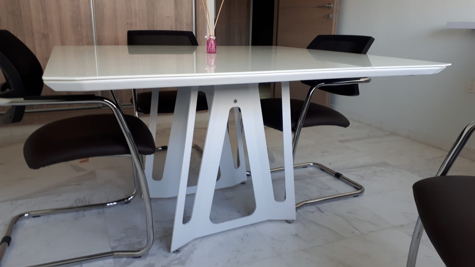 Le Bardo&nbsp;Le Bardo&nbsp;Meubles de bureau&nbsp;Bureaux - Tables&nbsp;Table de r�union et 4 chaises