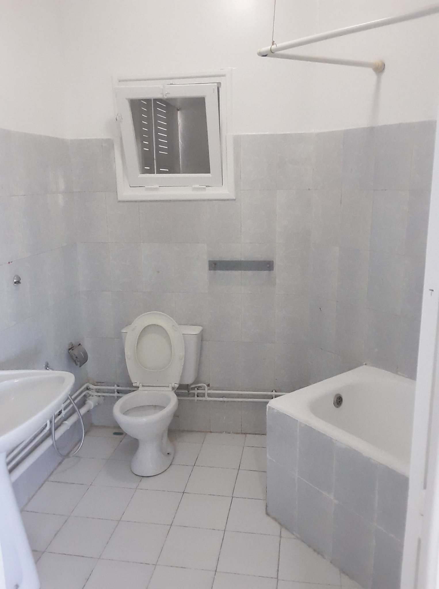 Ariana Ville&nbsp;Riadh Landlous&nbsp;Location&nbsp;Appart. 4 pi�ces&nbsp;3 plus s tr�s propre et bonne orientation