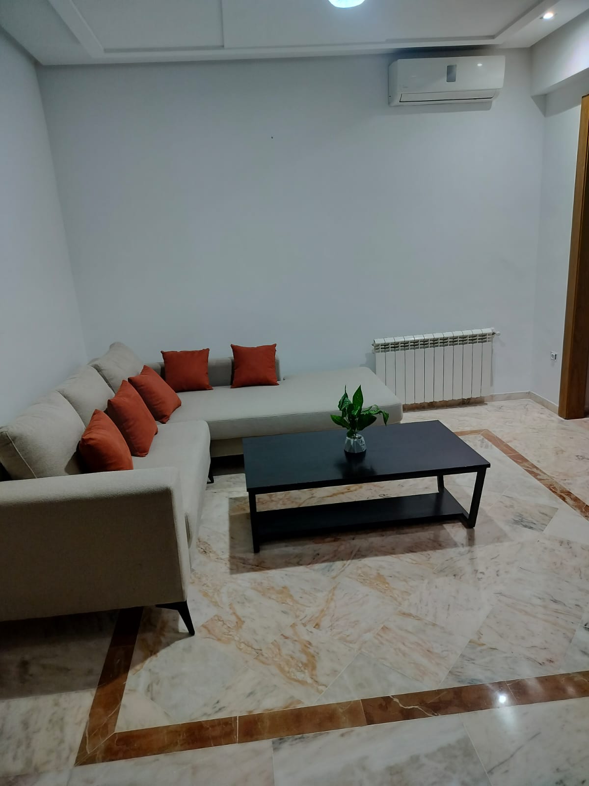 Monastir&nbsp;Monastir&nbsp;Location&nbsp;Appart. 1 pi�ce&nbsp;Appartement a skanes au dessus showroom