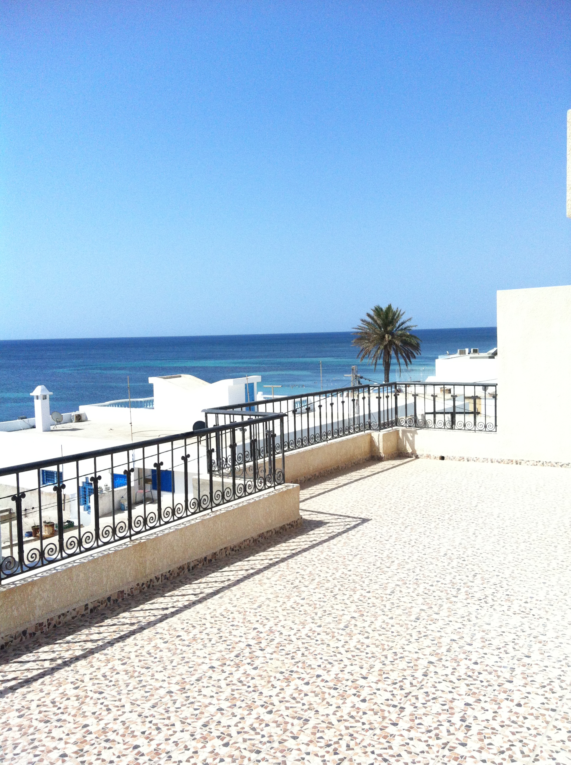 Kelibia&nbsp;Kelibia&nbsp;Location vacances&nbsp;Appart. 3 pi�ces&nbsp;Apparemment hs � 20 m�tres de la mer a kelibia