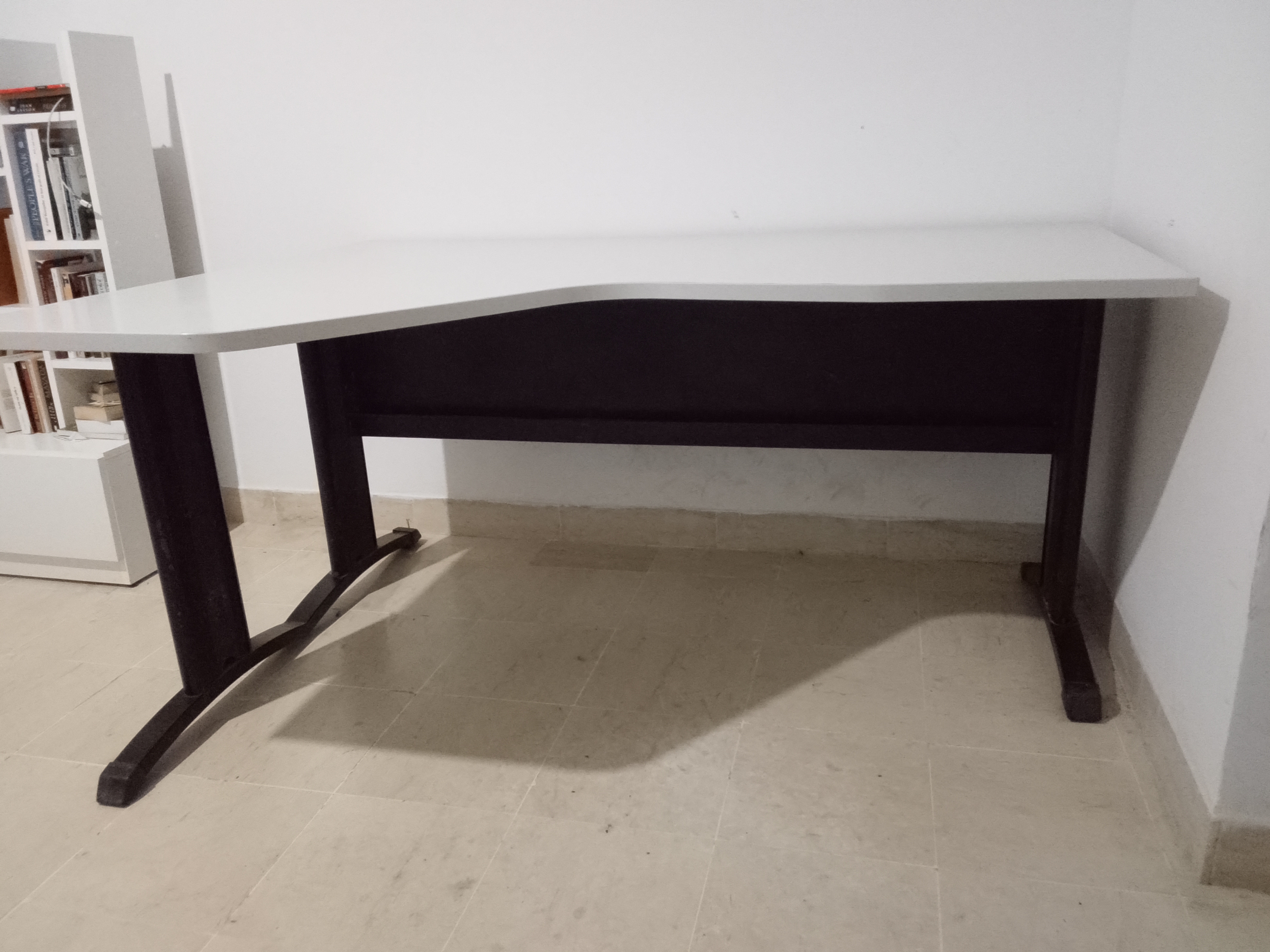 Ain Zaghouan&nbsp;Ain Zaghouan&nbsp;Meubles de bureau&nbsp;Bureaux - Tables&nbsp;Un grand bureau