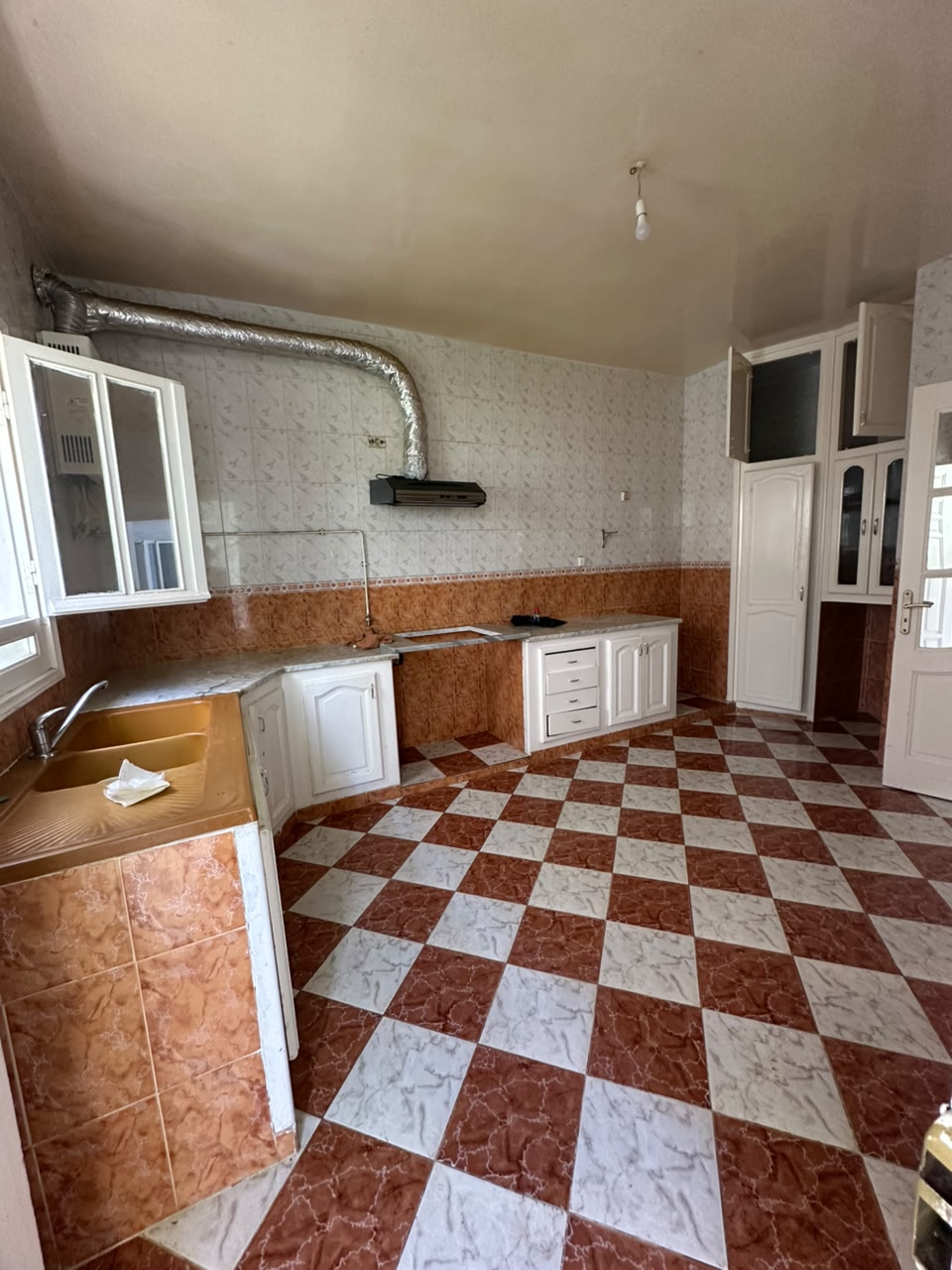 Ain Zaghouan&nbsp;Ain Zaghouan&nbsp;Location&nbsp;Appart. 4 pi�ces&nbsp;6etage de villa spacieux