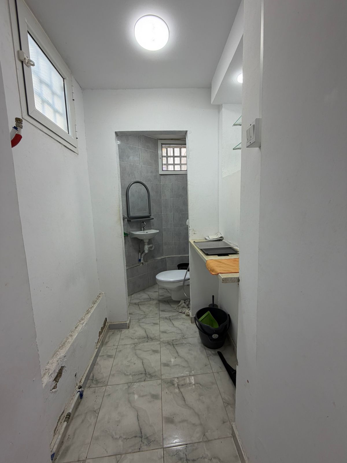 El Menzah&nbsp;El Manar 2&nbsp;Bureaux & Commerces&nbsp;Bureau&nbsp;Bureau au rdc sur av taher ben ammar manar 2