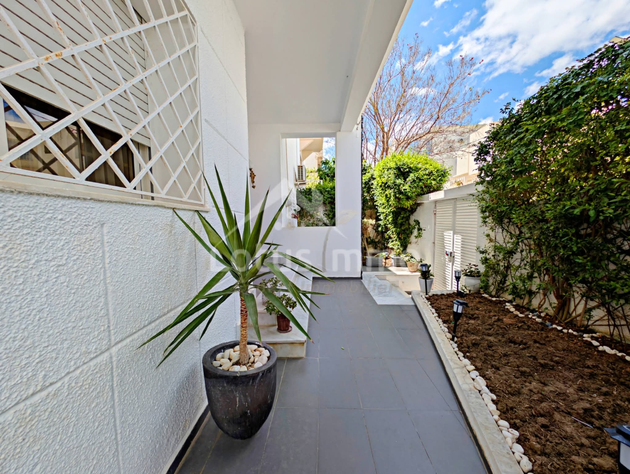Ariana Ville&nbsp;Riadh Landlous&nbsp;Vente&nbsp;Maisons&nbsp;Villa jumel�e d'un c�t� avec piscine