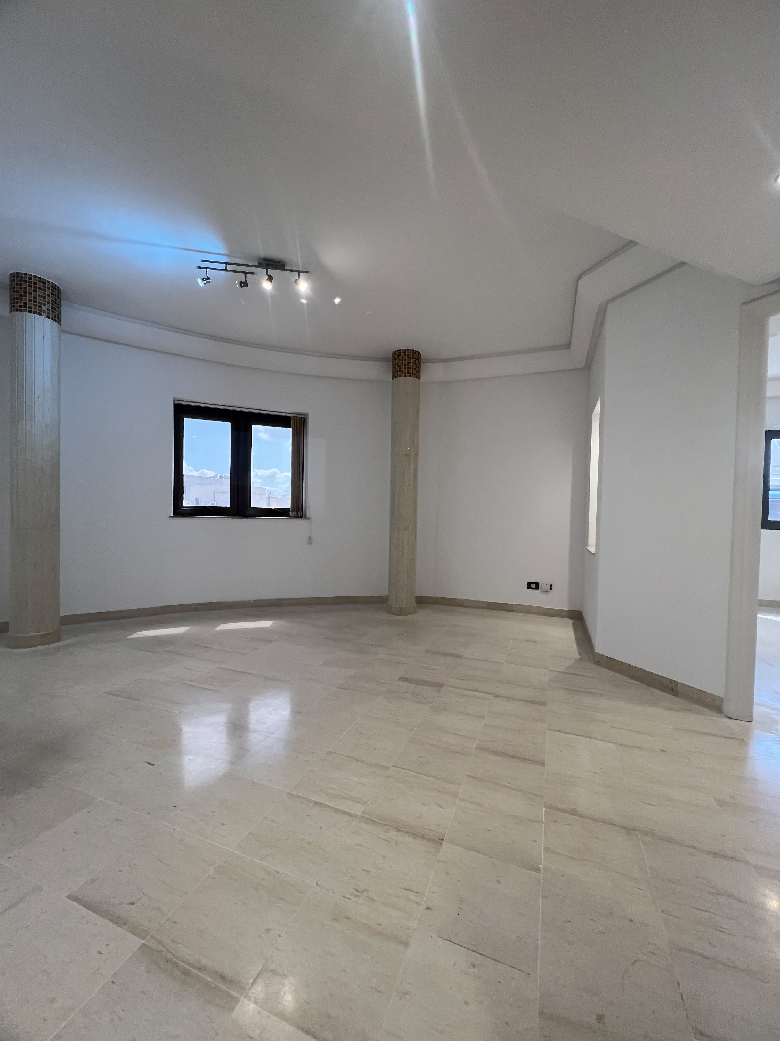 La Marsa&nbsp;Berge Du Lac&nbsp;Location&nbsp;Appart. 4 pi�ces&nbsp;Bureau open space et 3 pieces au lac 1
