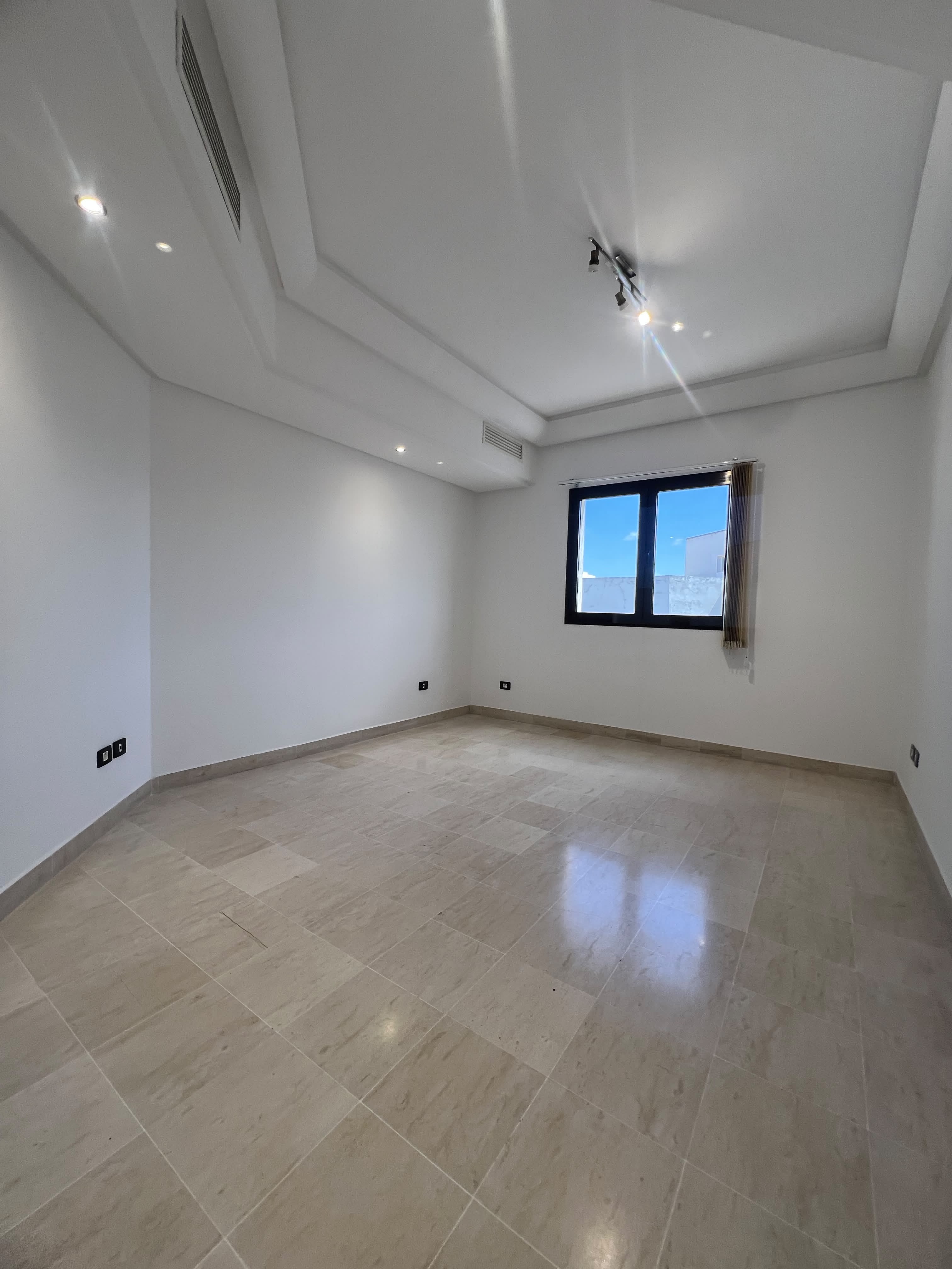 La Marsa&nbsp;Berge Du Lac&nbsp;Location&nbsp;Appart. 4 pi�ces&nbsp;Bureau open space et 3 pieces au lac 1