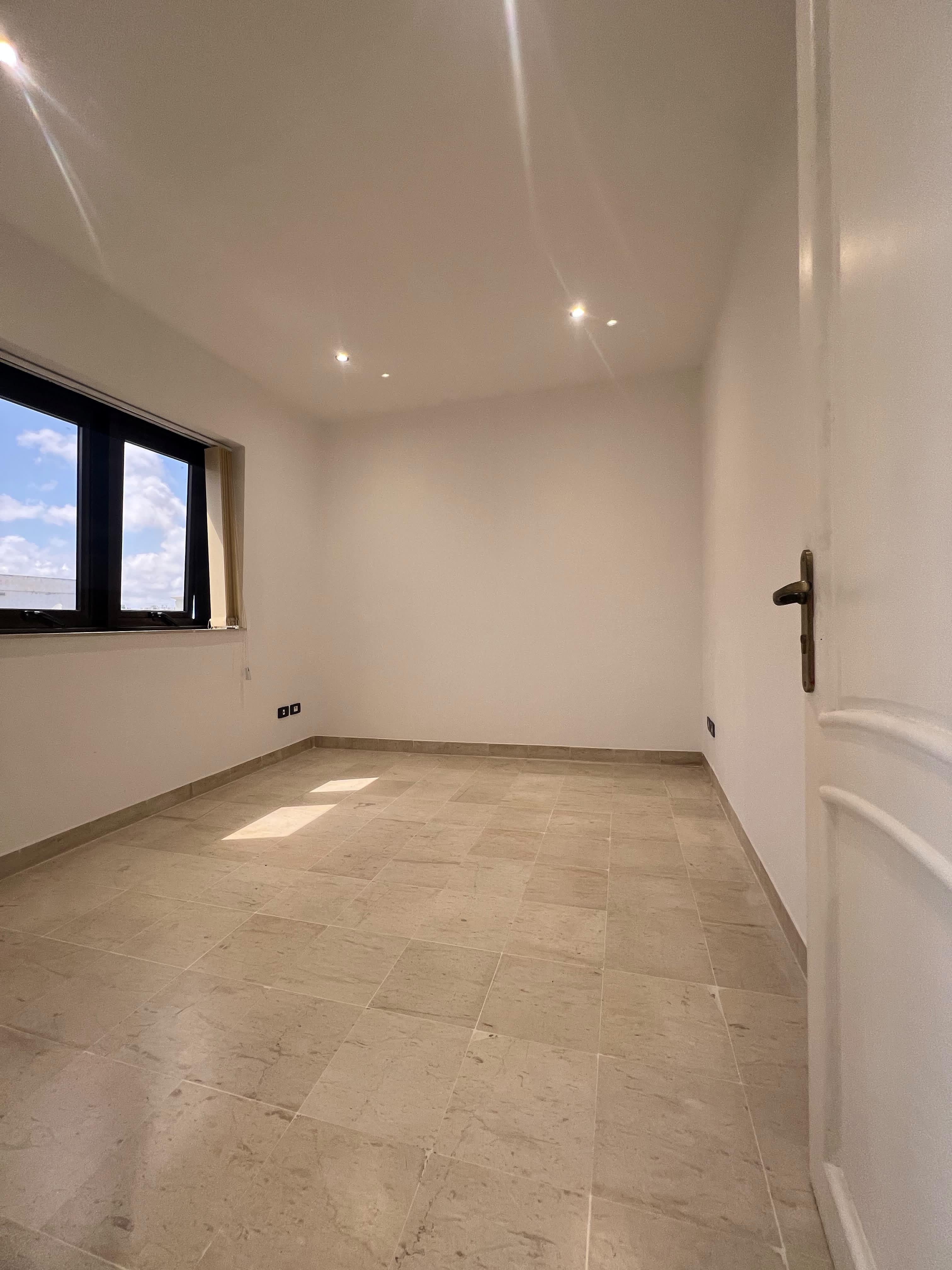 La Marsa&nbsp;Berge Du Lac&nbsp;Location&nbsp;Appart. 4 pi�ces&nbsp;Bureau open space et 3 pieces au lac 1