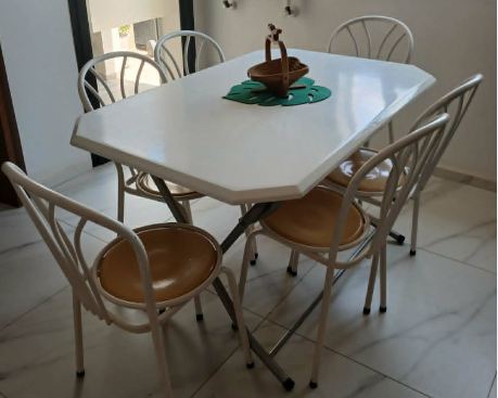 Sfax Sud&nbsp;Sidi Abbes&nbsp;Meubles de cuisine et salle de bain&nbsp;Tables - Coins Repas&nbsp;Table mdf sotufap avec 6 chaises en tres bon etat